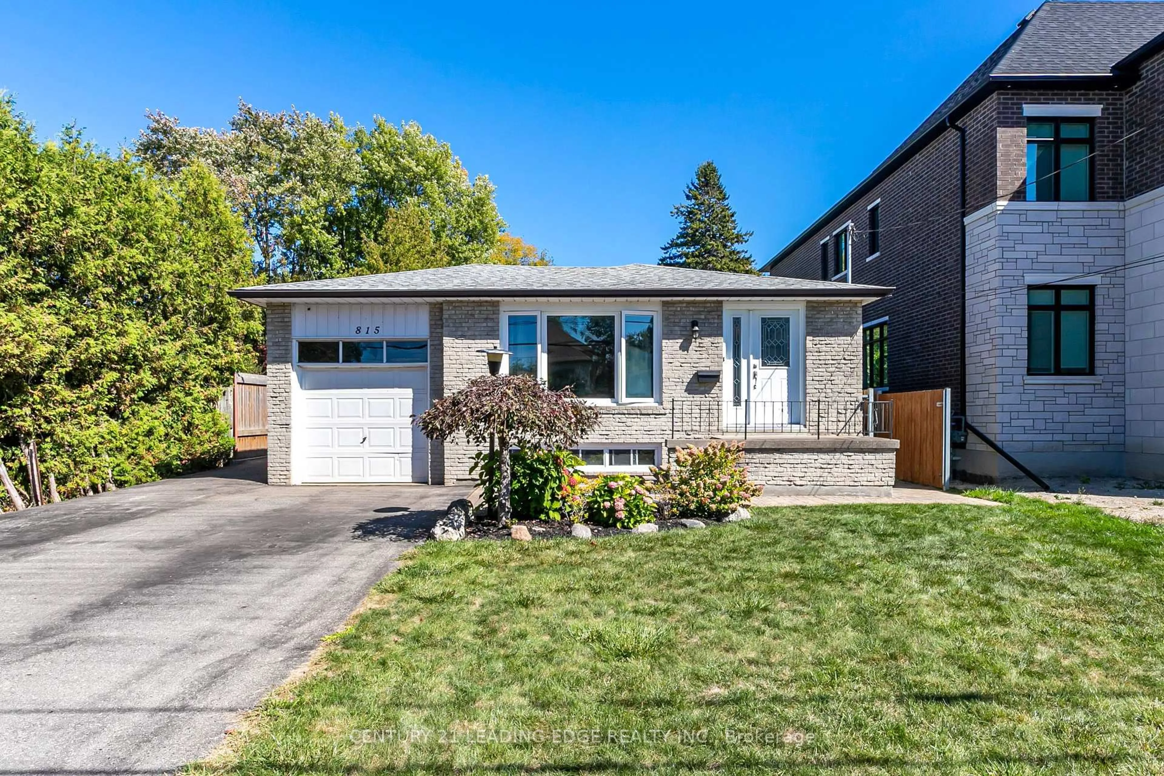 Home with vinyl exterior material, street for 815 DOUGLAS Ave, Pickering Ontario L1W 1N2
