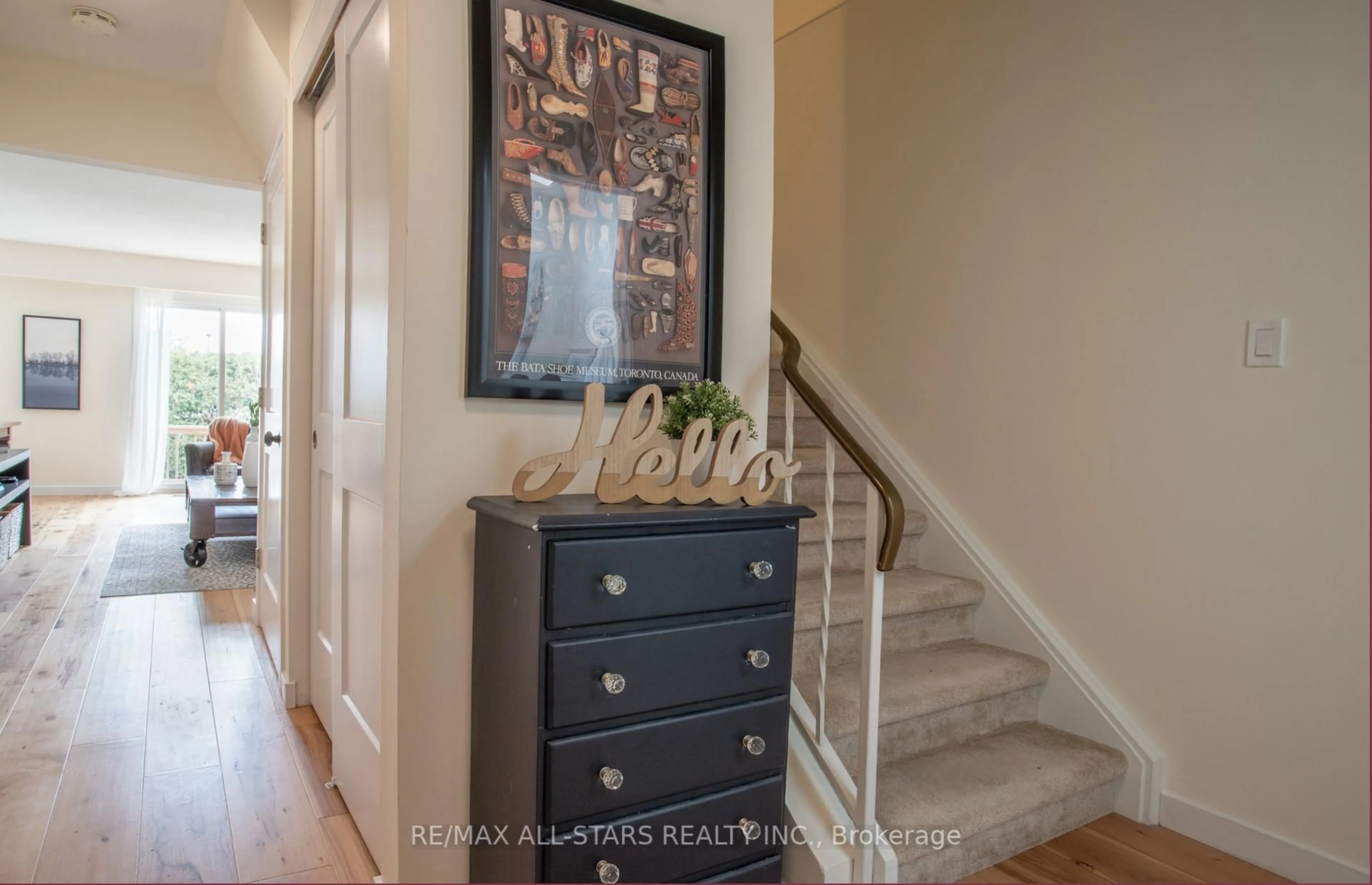 Indoor entryway for 491 Mcdonald St, Scugog Ontario L9L 1L8
