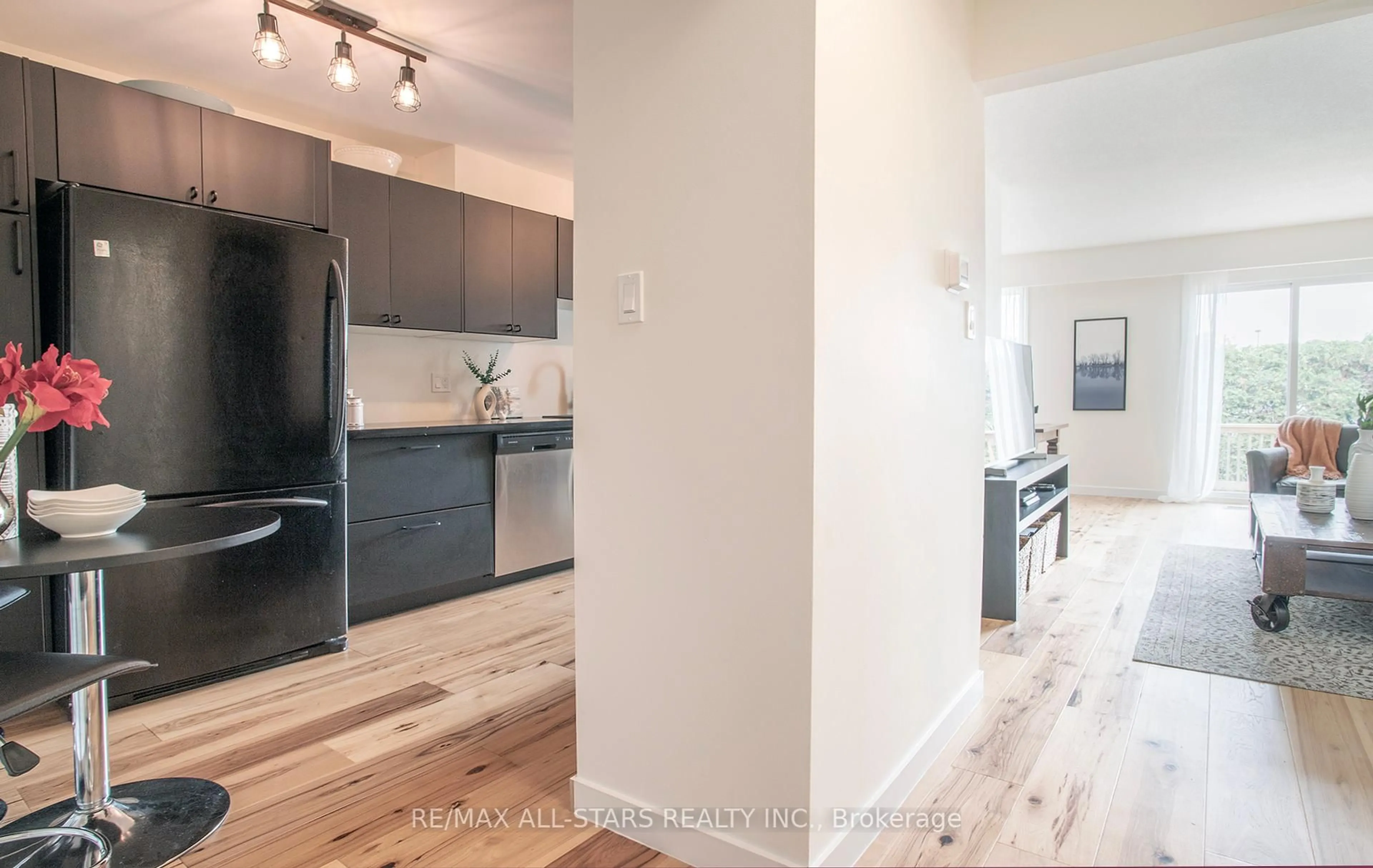 Open concept kitchen, wood/laminate floor for 491 Mcdonald St, Scugog Ontario L9L 1L8