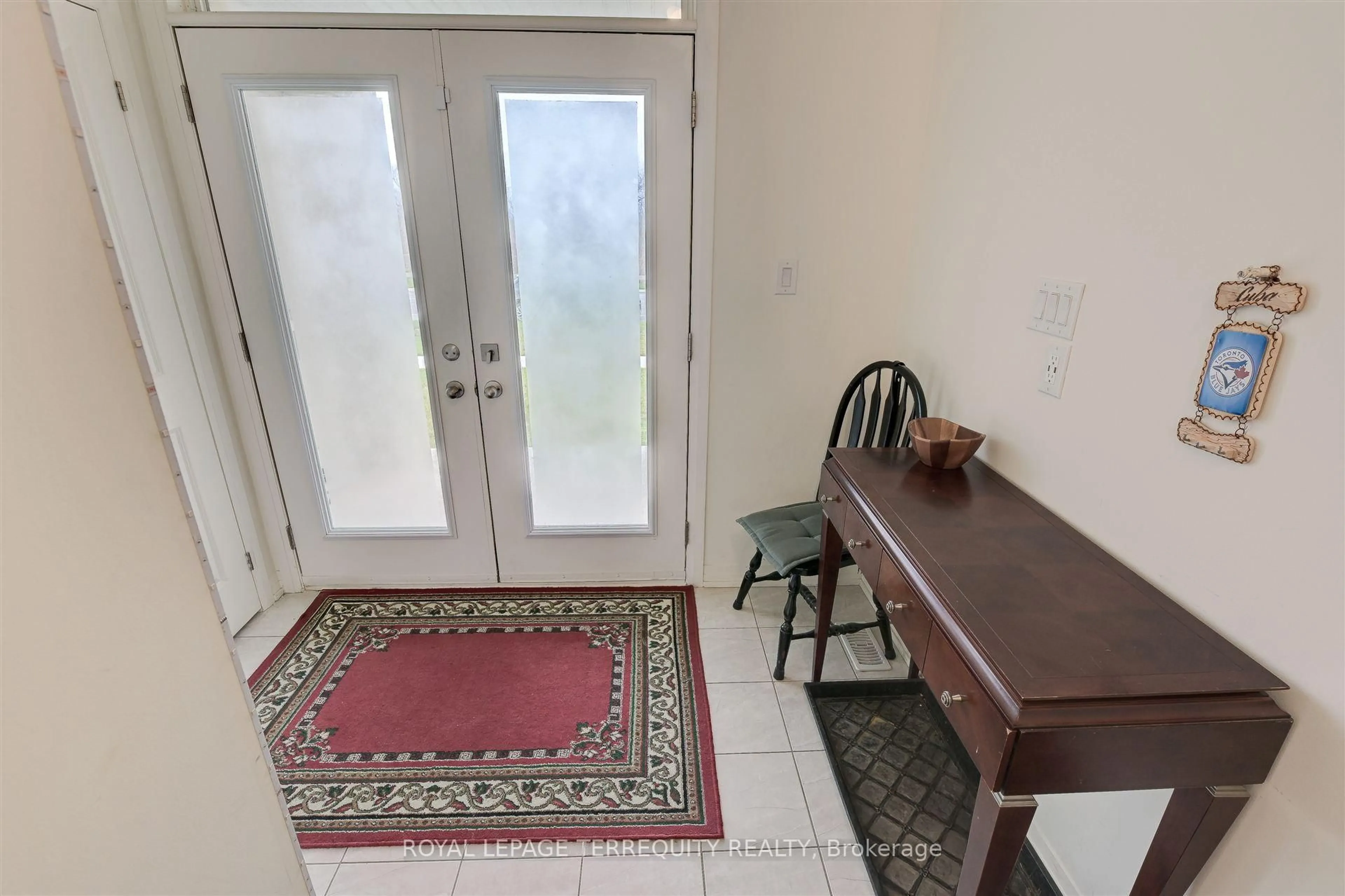 Indoor entryway for 137 East Shore Dr, Clarington Ontario L1C 1Z8