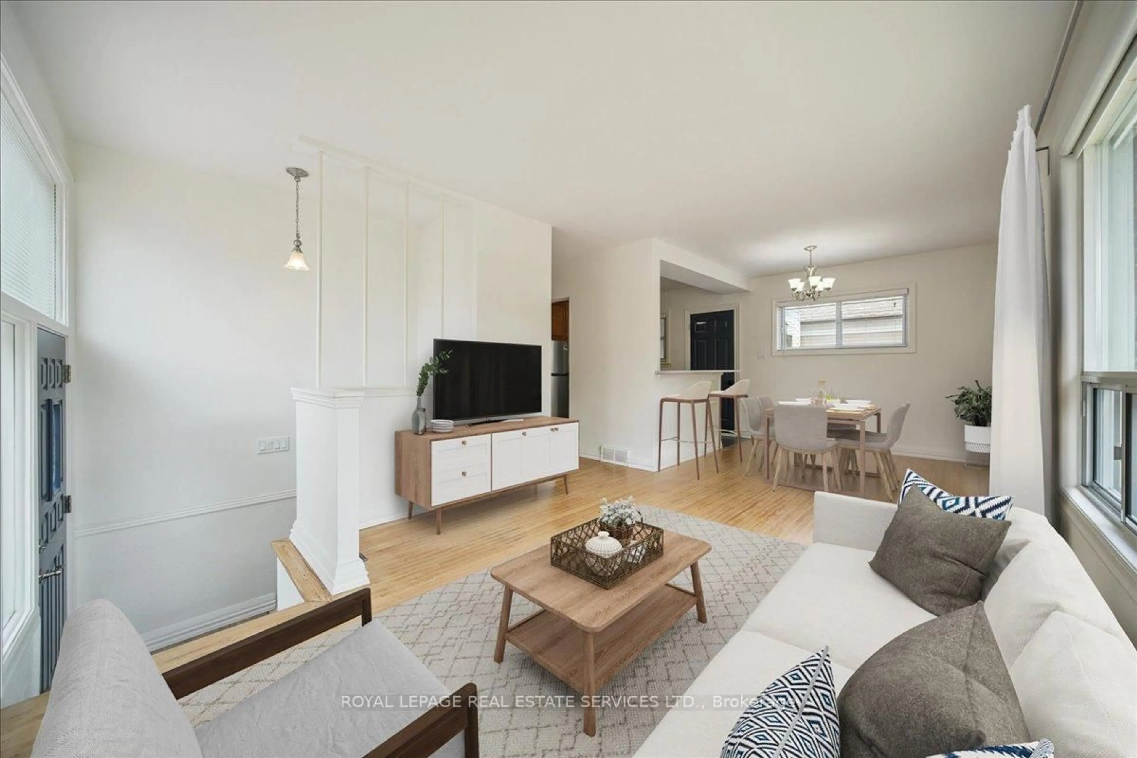 Living room with furniture, wood/laminate floor for 10 Mendip Cres, Toronto Ontario M1P 1Y4