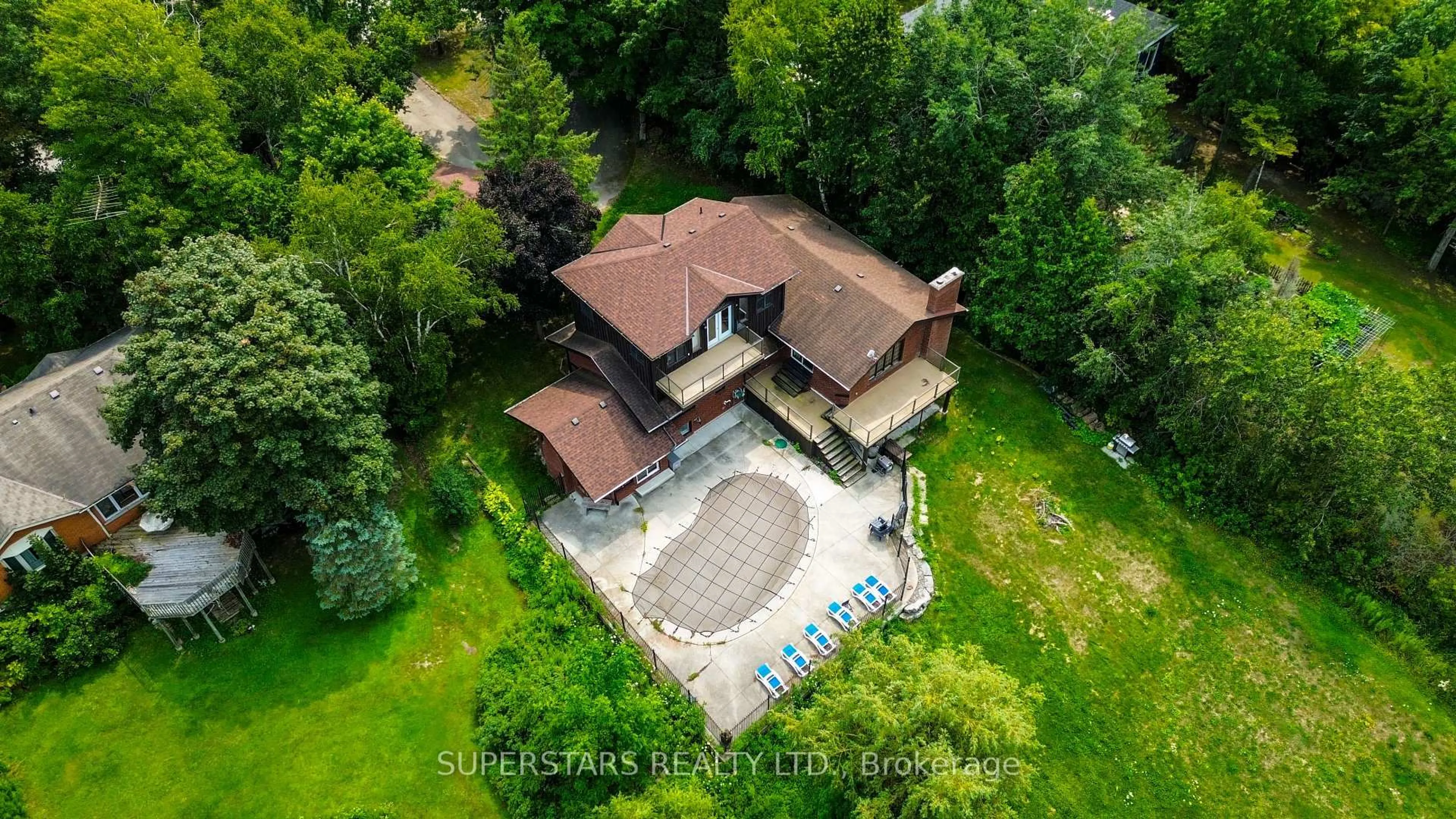 A pic from outside/outdoor area/front of a property/back of a property/a pic from drone, building for 236 Summit Dr, Scugog Ontario L0B 1E0