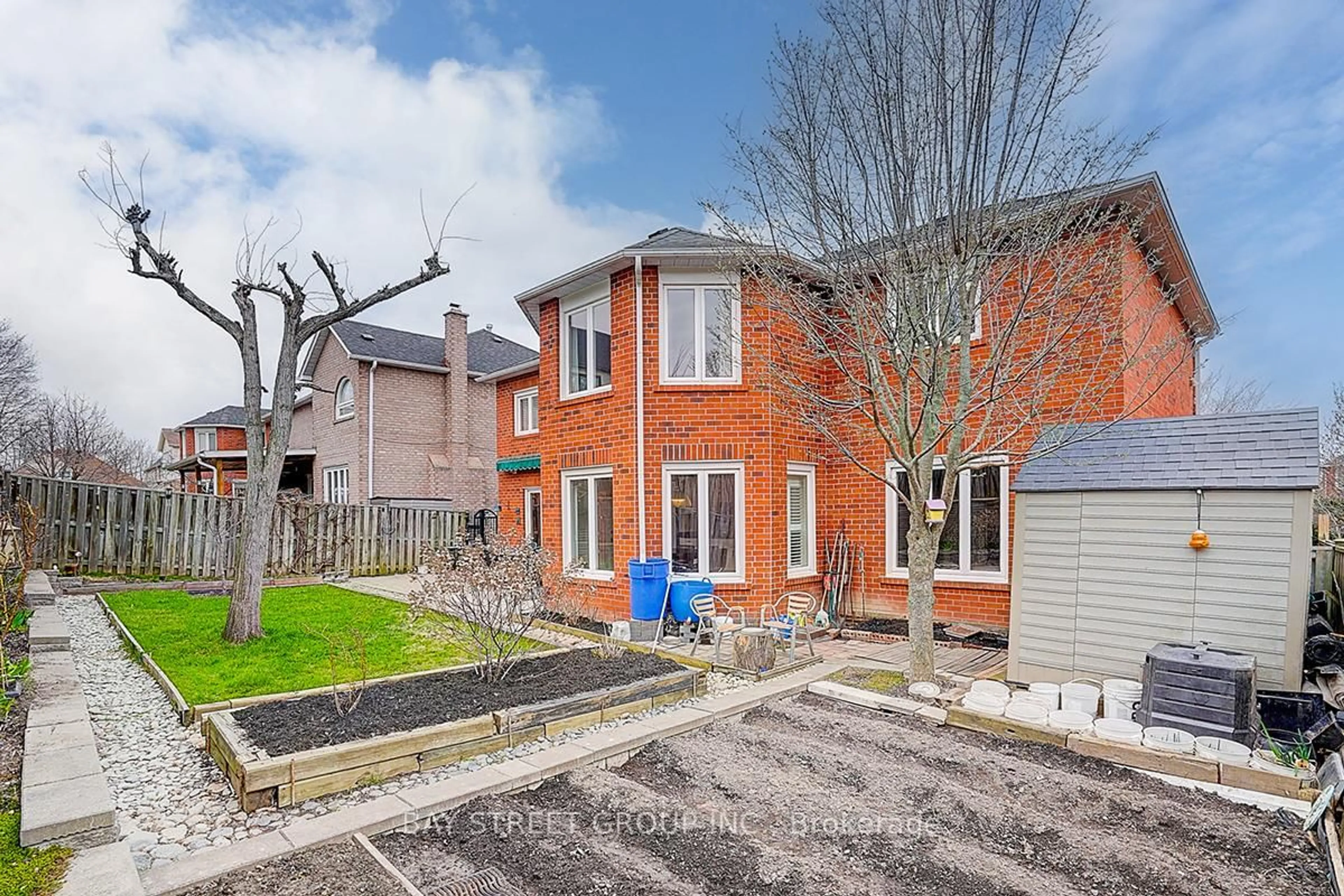 A pic from outside/outdoor area/front of a property/back of a property/a pic from drone, street for 354 Rouge Hill Crt, Pickering Ontario L1V 6L5