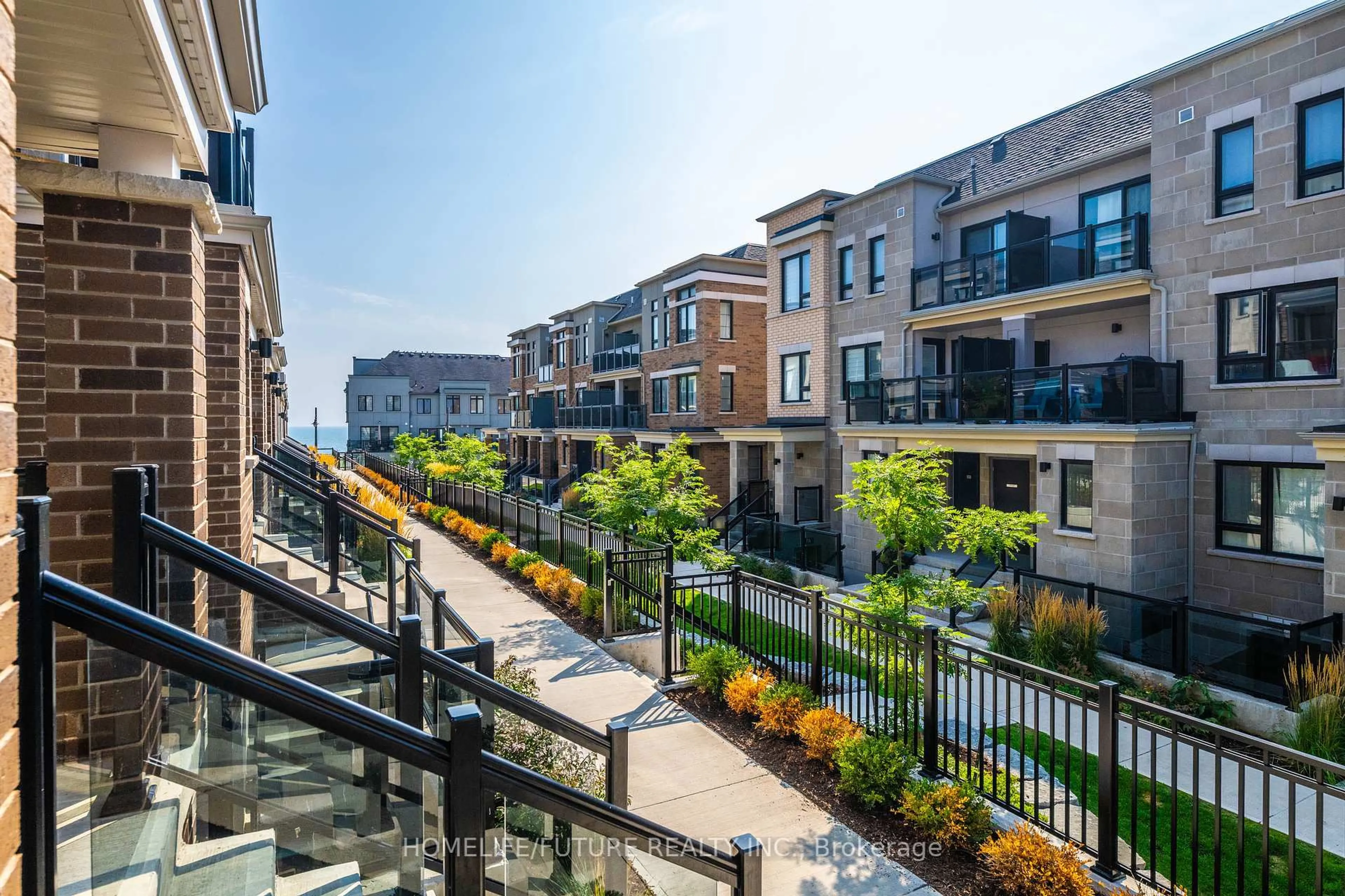 Patio, street for 16C Lookout Dr #16C, Clarington Ontario L1C 5E7