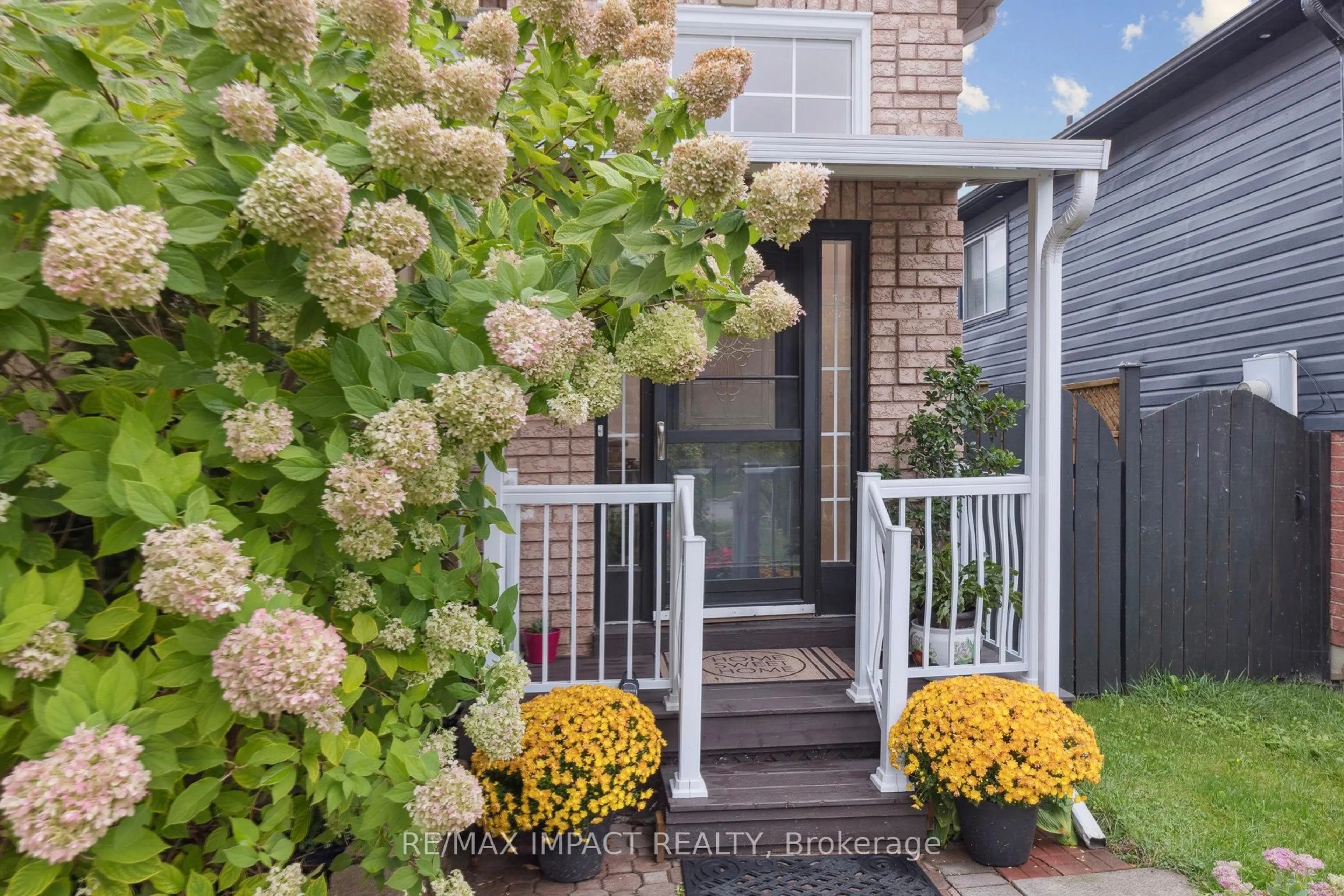 Indoor entryway for 24 Birmingham Ave, Clarington Ontario L1C 4Z6