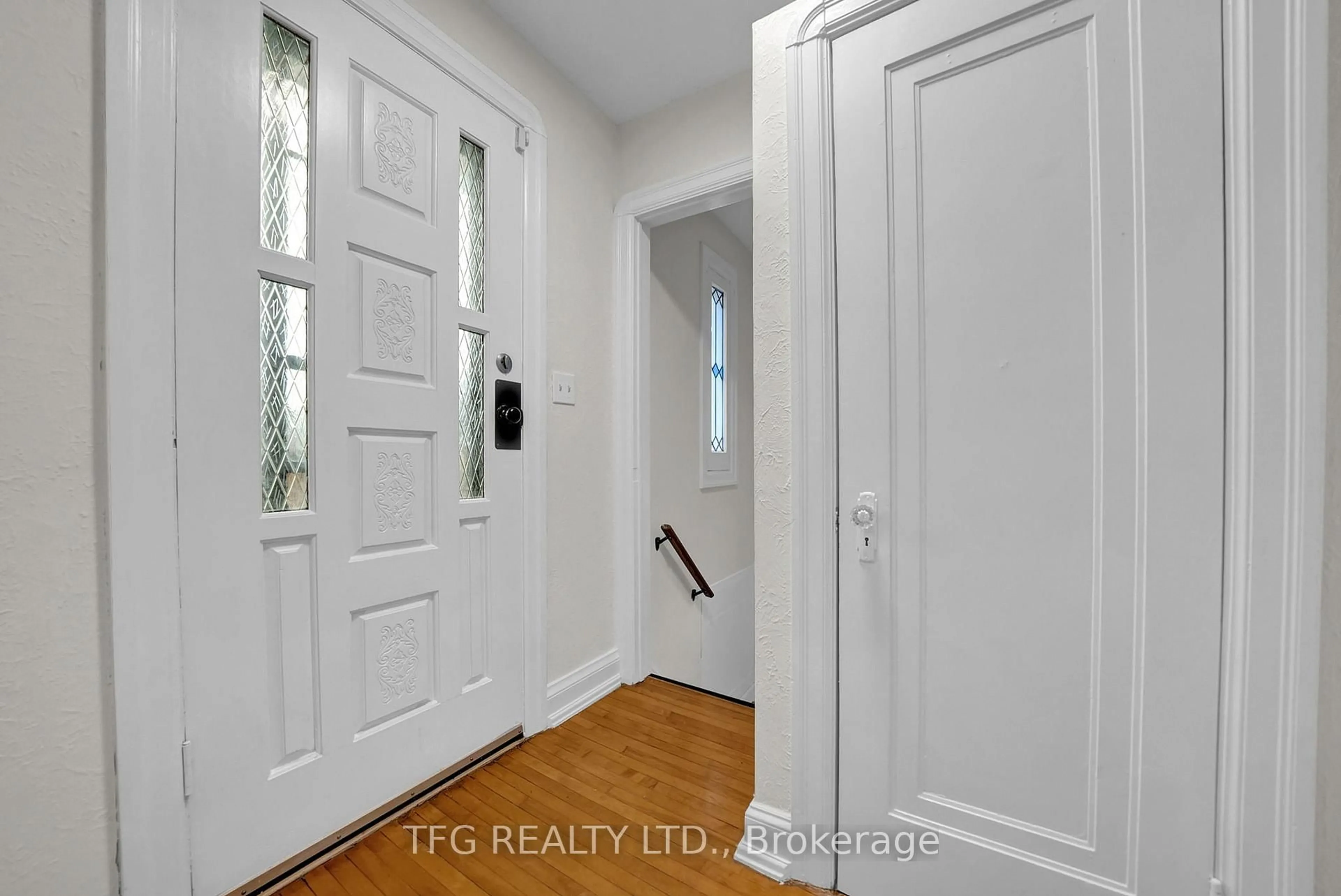 Indoor entryway for 232 Clarke St, Oshawa Ontario L1H 5G3