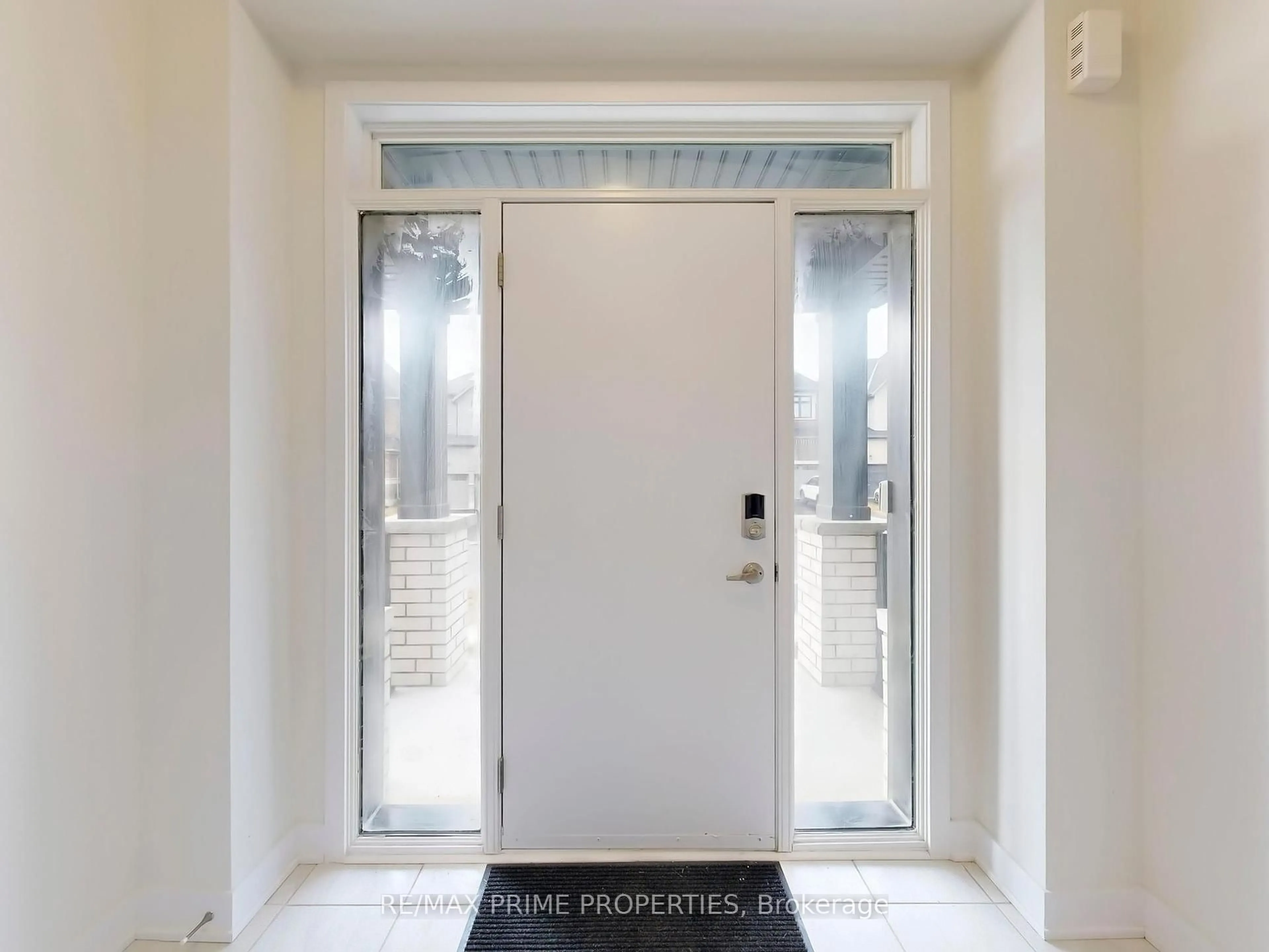 Indoor entryway for 1039 Thompson Dr, Oshawa Ontario L1L 0V6