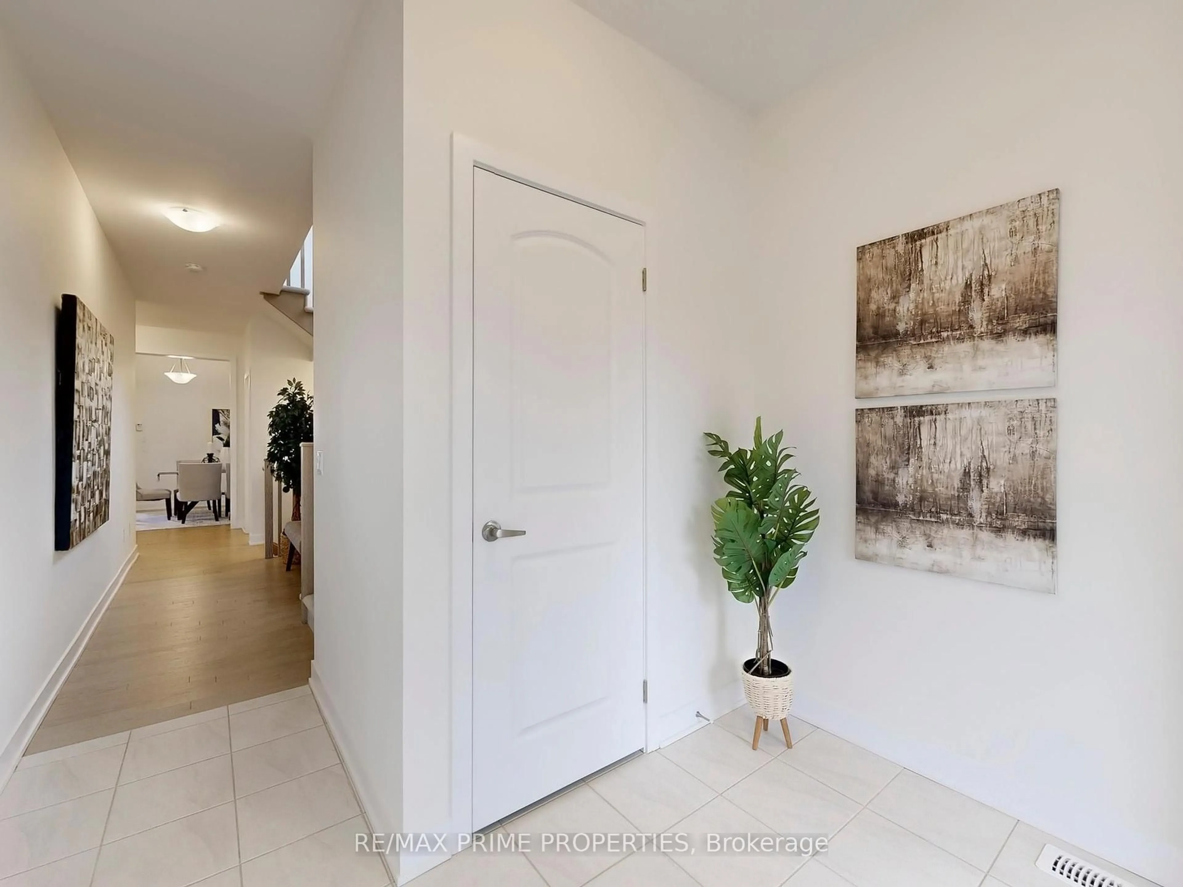 Indoor entryway for 1039 Thompson Dr, Oshawa Ontario L1L 0V6