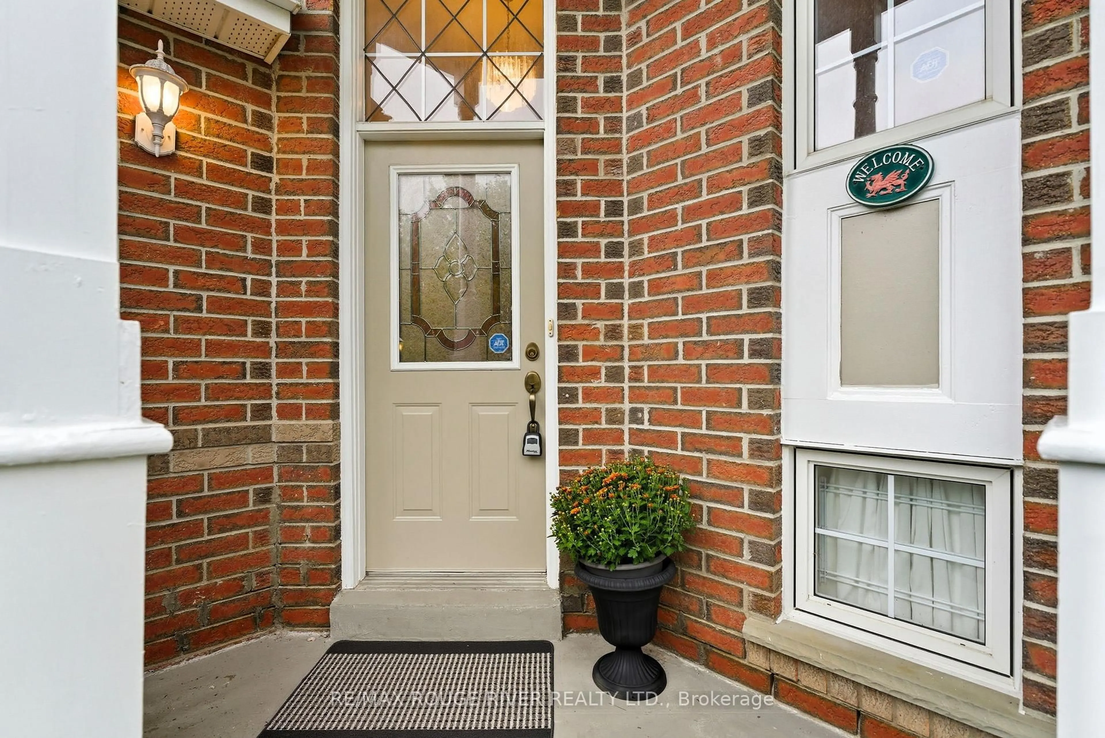 Indoor entryway for 1050 Ridgemount Blvd, Oshawa Ontario L1K 2K7