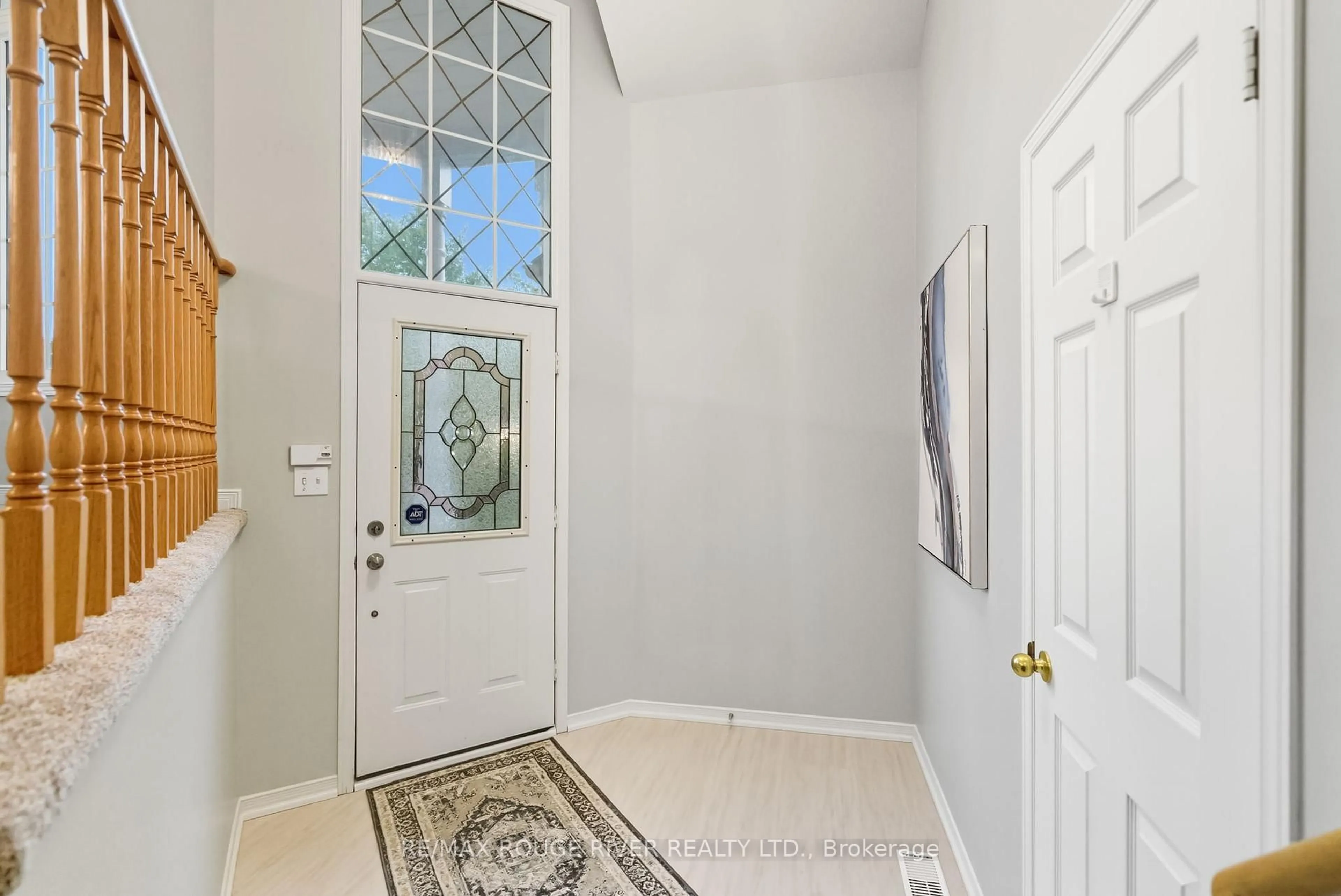 Indoor entryway for 1050 Ridgemount Blvd, Oshawa Ontario L1K 2K7