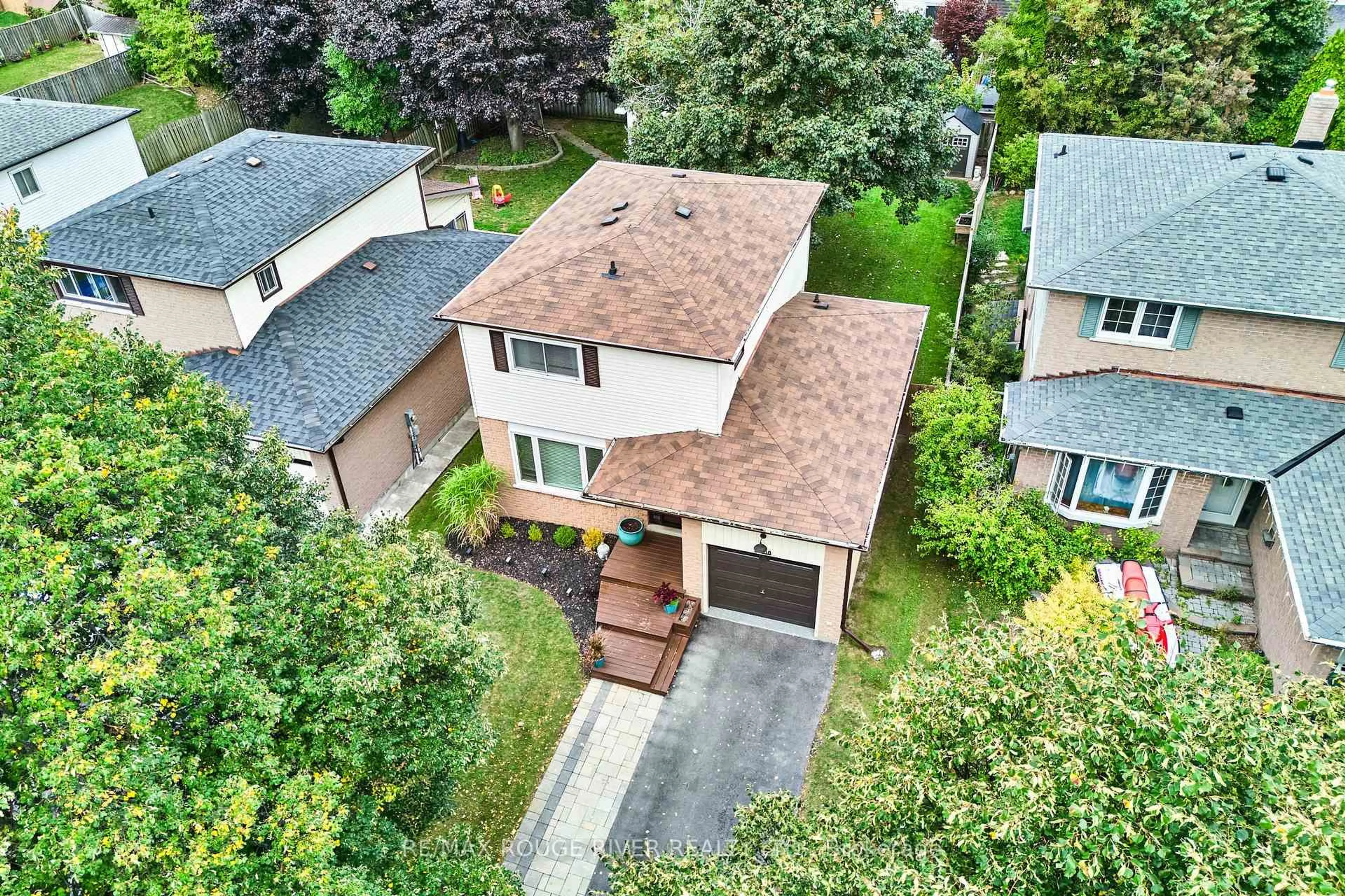 A pic from outside/outdoor area/front of a property/back of a property/a pic from drone, street for 418 Grange Crt, Oshawa Ontario L1G 7J1