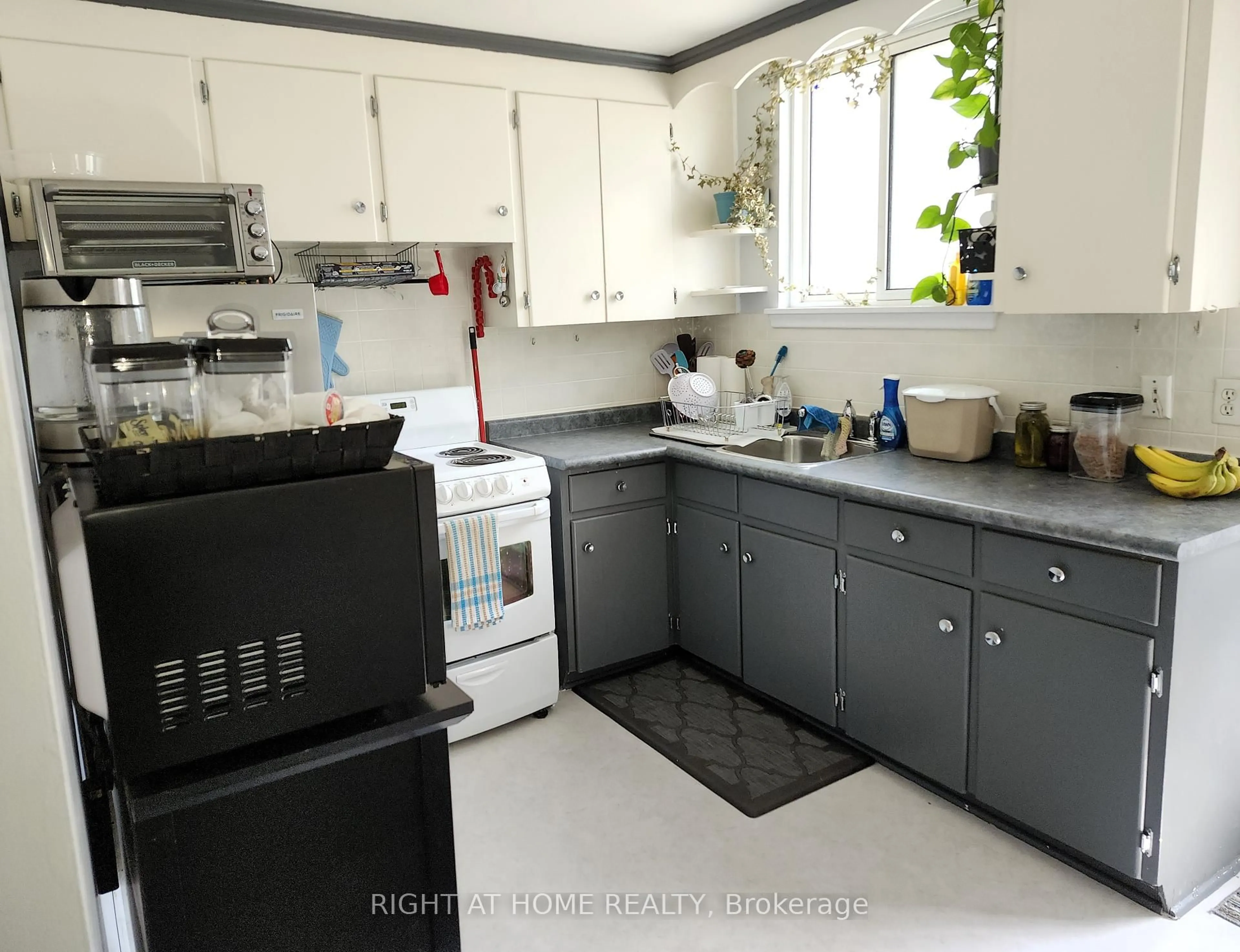 Standard kitchen, unknown for 343 Frontenac Ave, Oshawa Ontario L1J 2A7