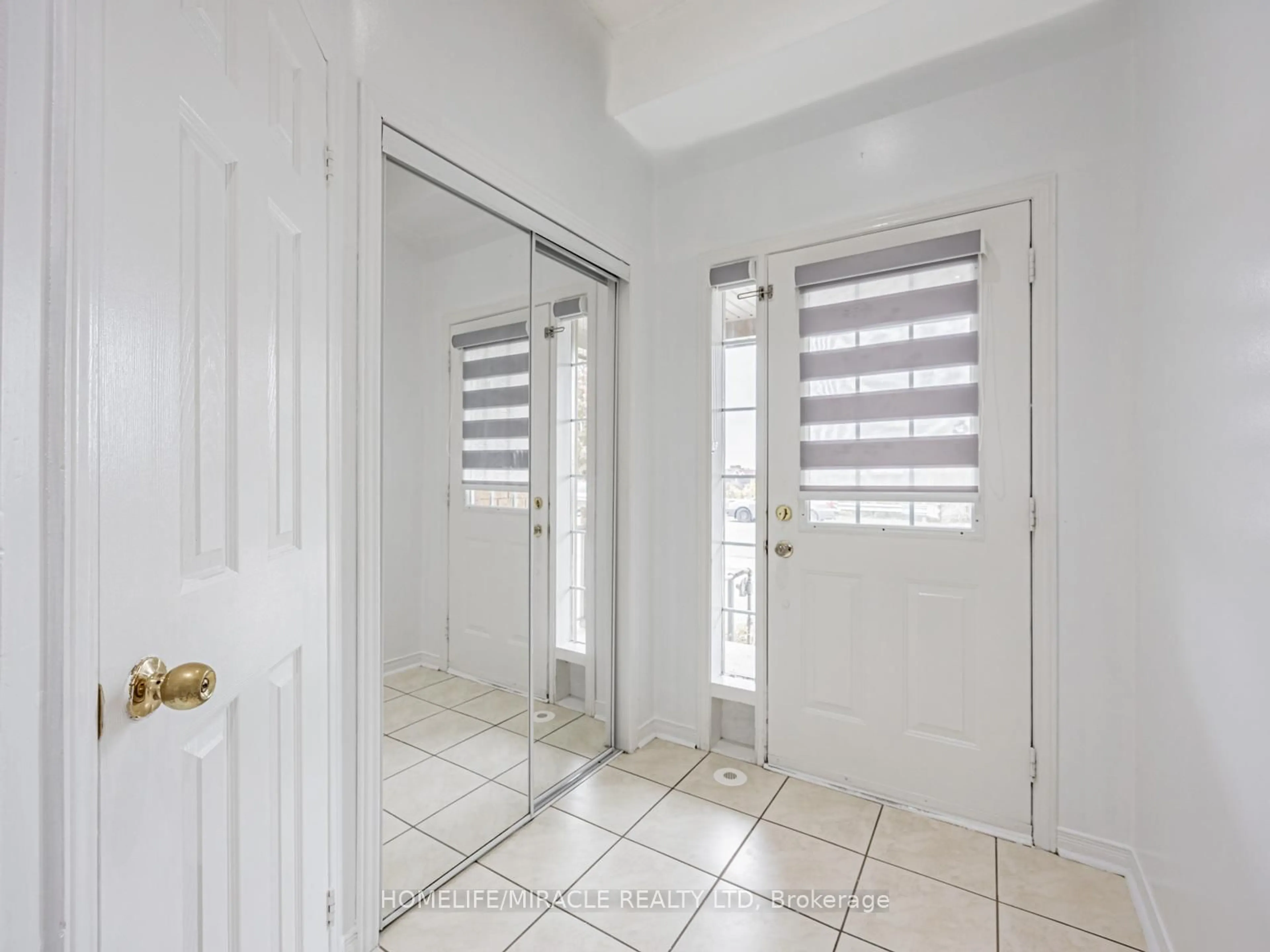 Indoor entryway for 172 Gristone Cres, Toronto Ontario M1X 1T4