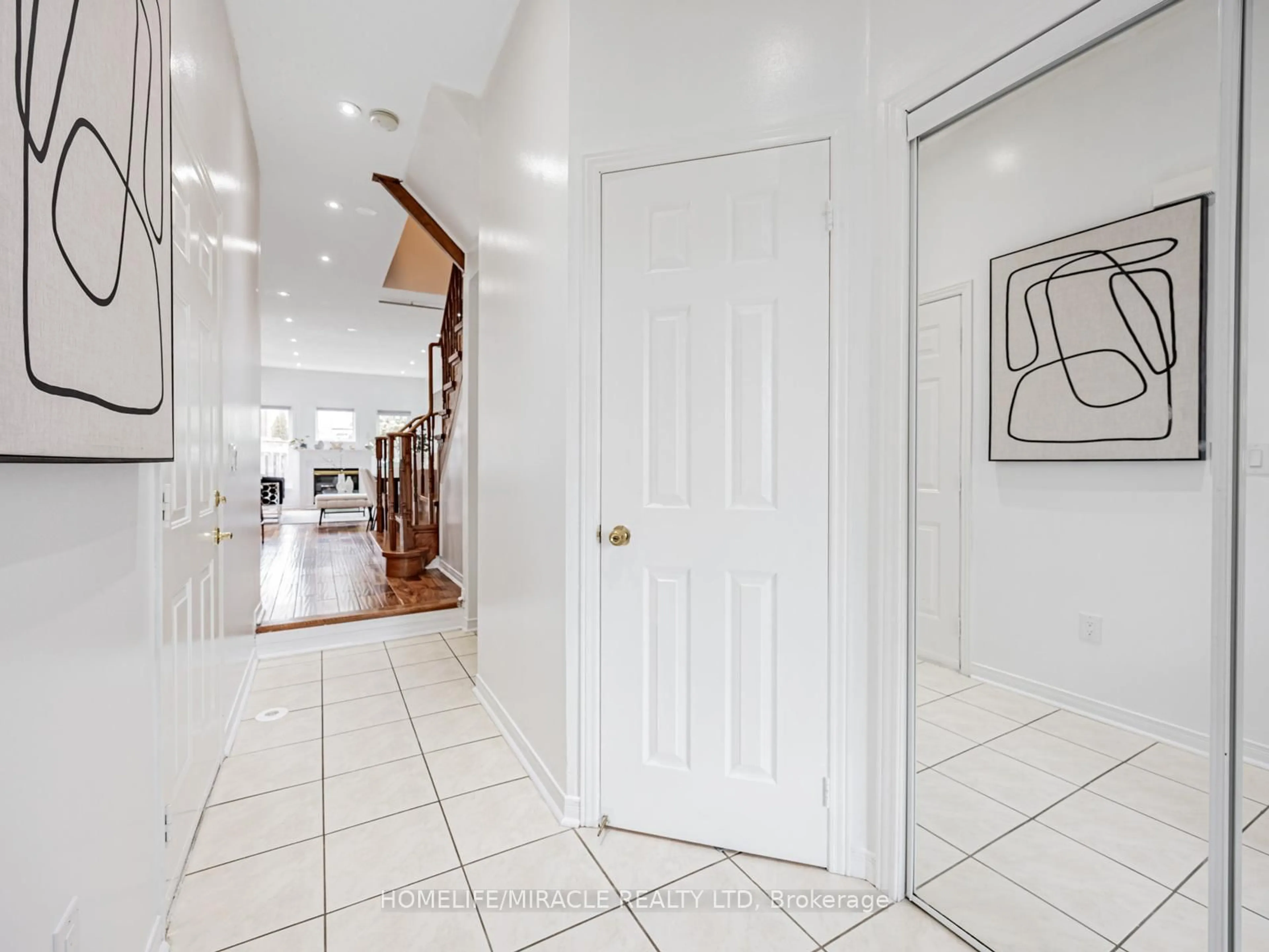 Indoor foyer for 172 Gristone Cres, Toronto Ontario M1X 1T4
