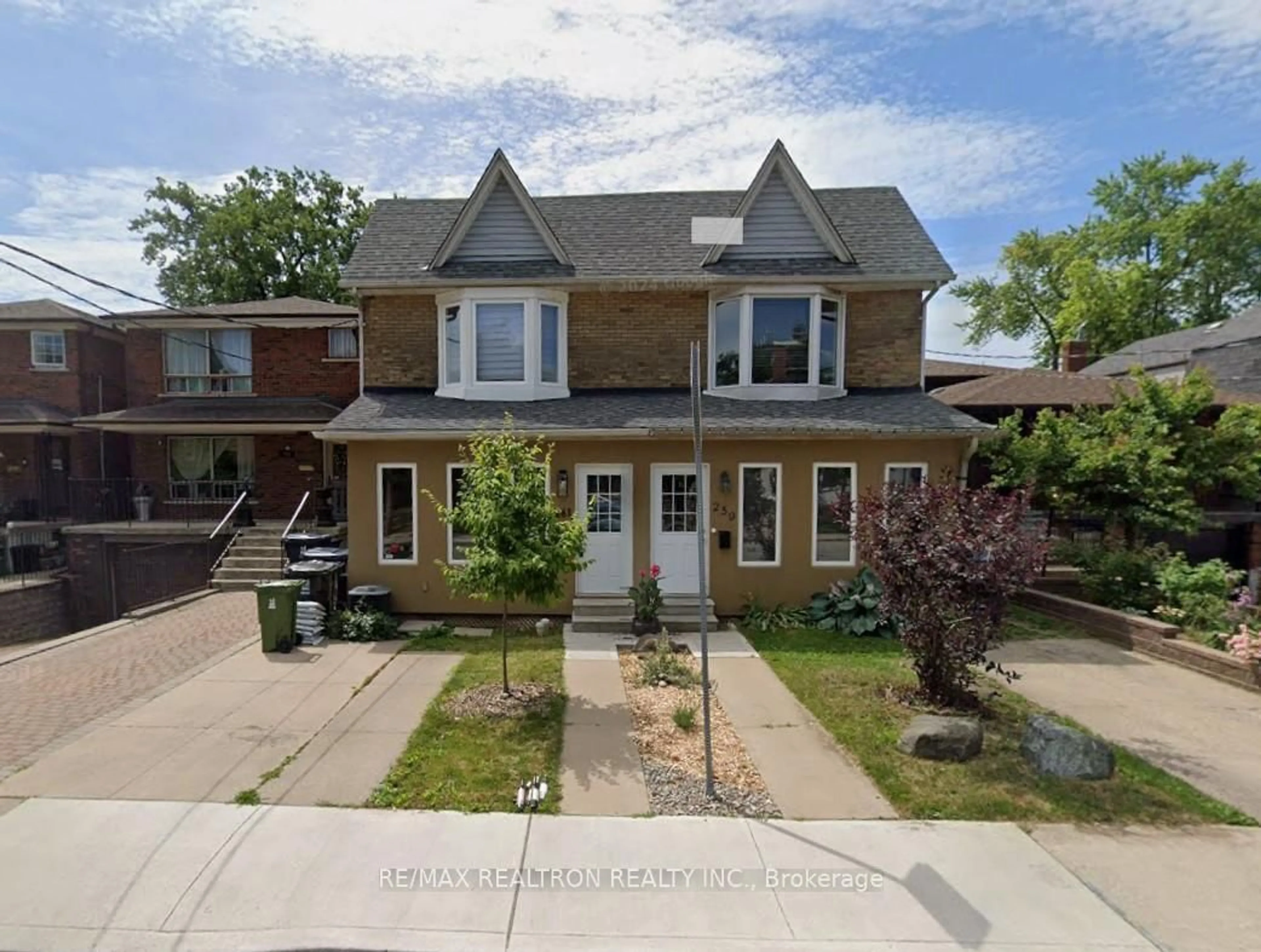 A pic from outside/outdoor area/front of a property/back of a property/a pic from drone, street for 259 Gowan Ave, Toronto Ontario M4J 2K7