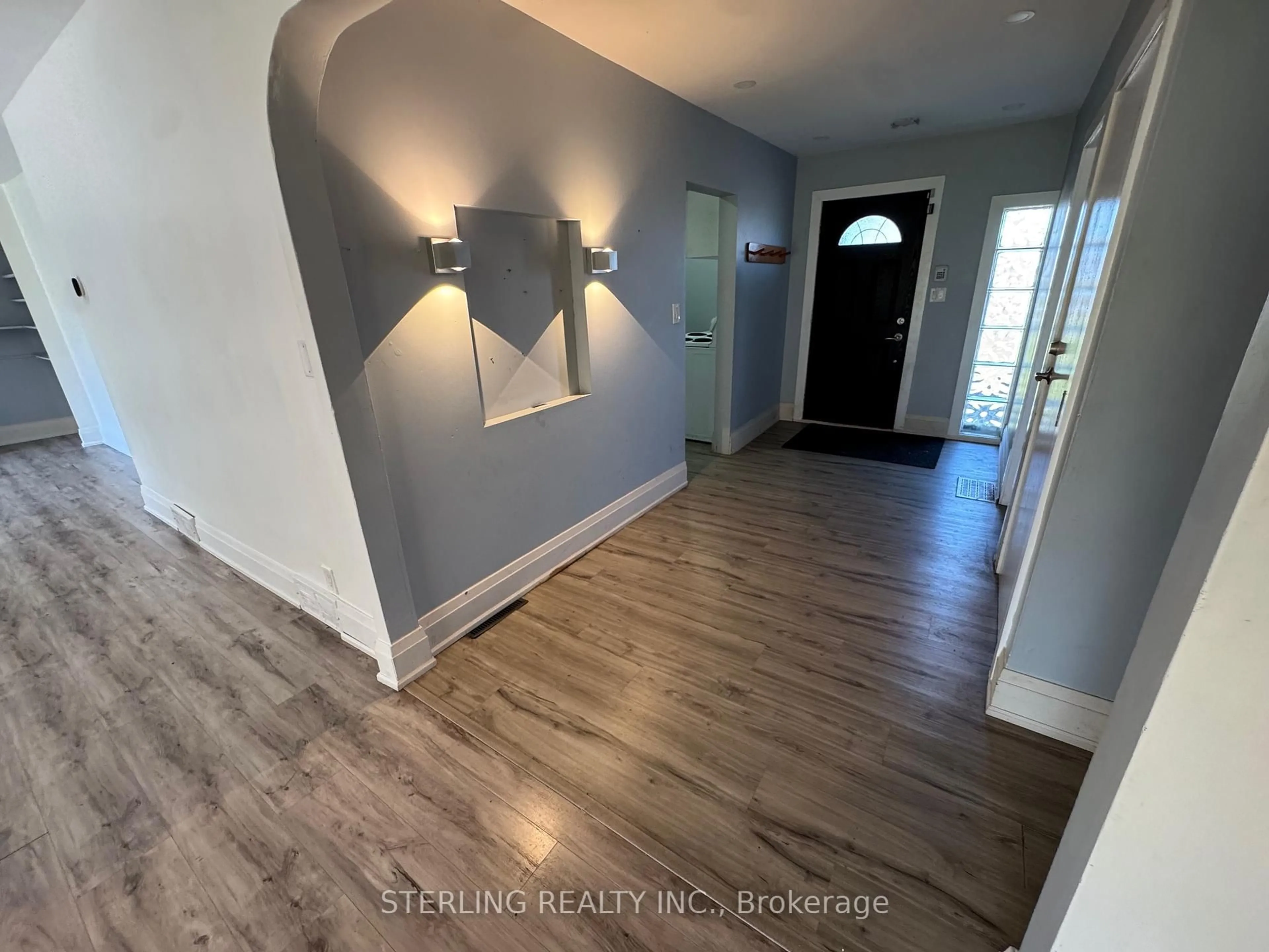 Indoor entryway for 345 Myrtle Rd, Whitby Ontario L1H 7K4