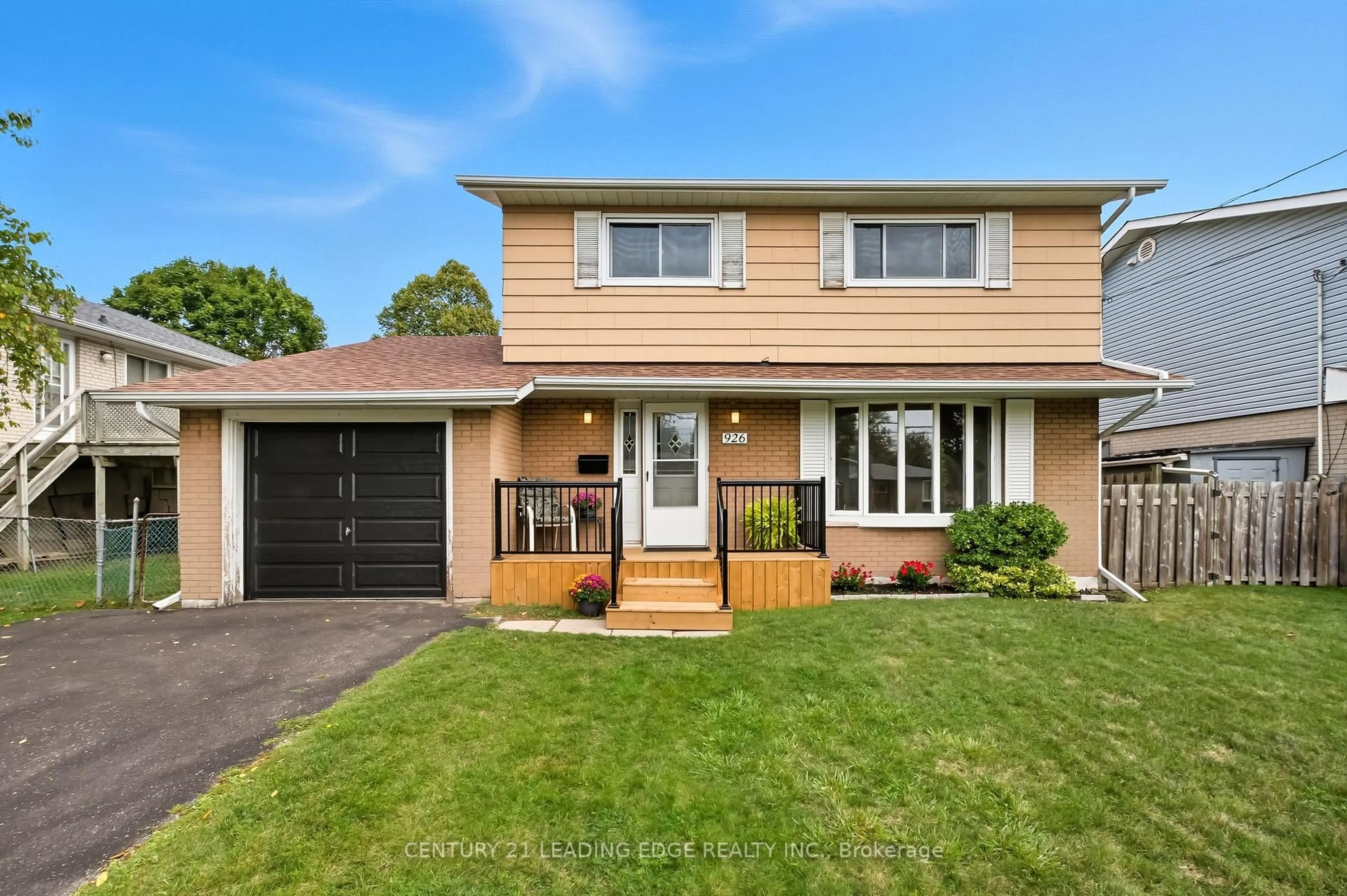 Home with vinyl exterior material, street for 926 Marinet Cres, Pickering Ontario L1W 2M1