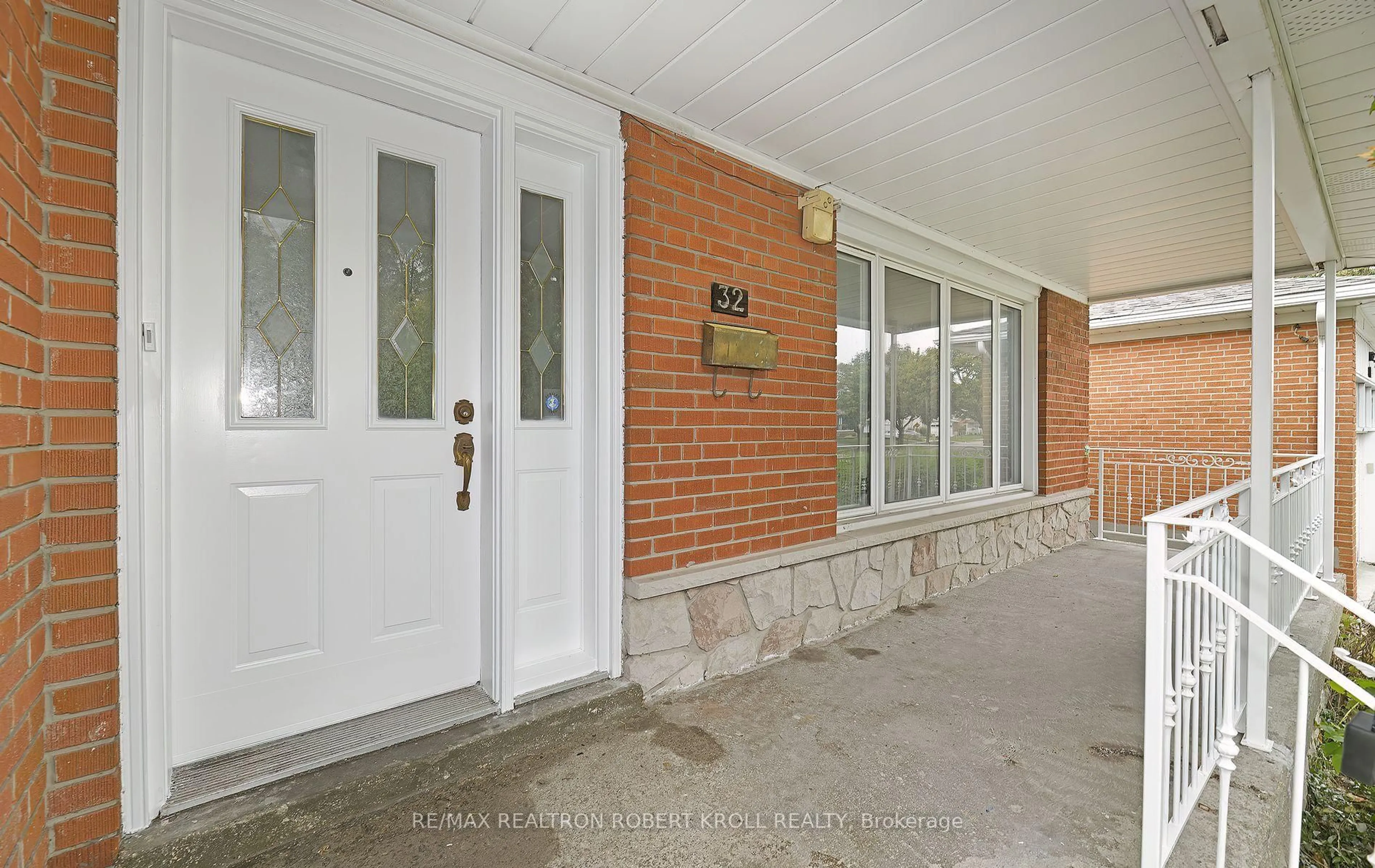 Indoor foyer for 32 Orangewood Cres, Toronto Ontario M1W 1C6