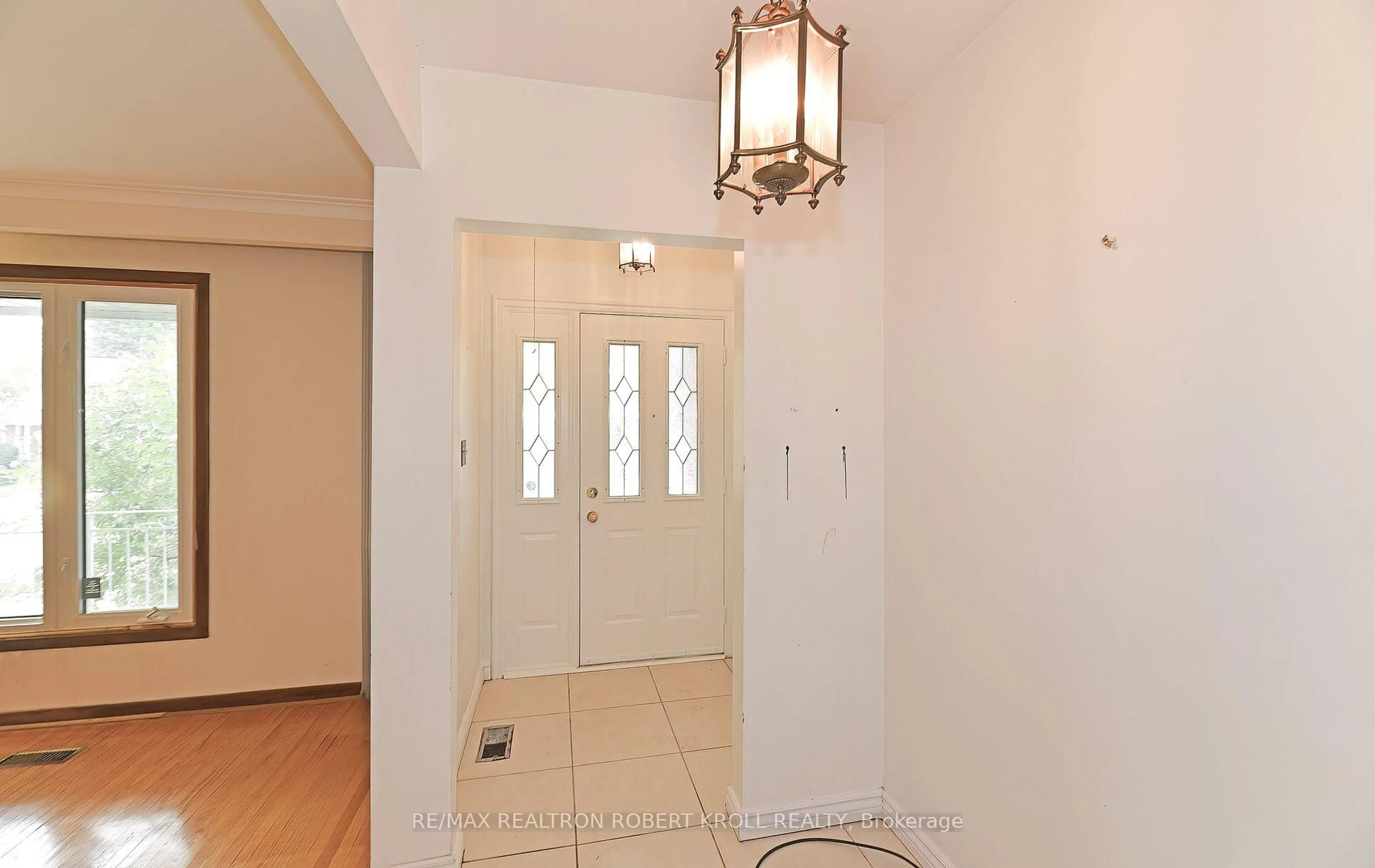 Indoor entryway for 32 Orangewood Cres, Toronto Ontario M1W 1C6