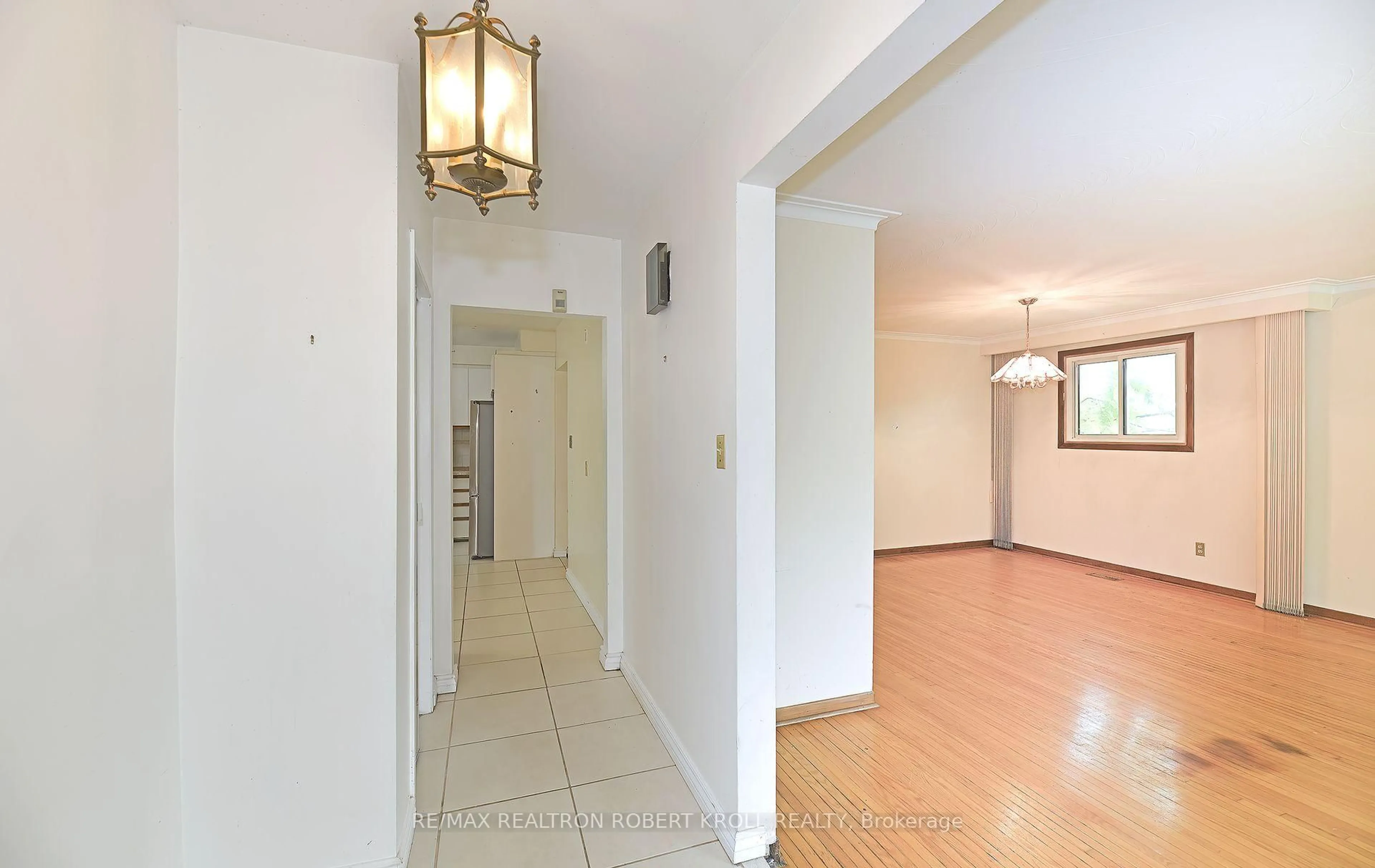 Indoor foyer for 32 Orangewood Cres, Toronto Ontario M1W 1C6