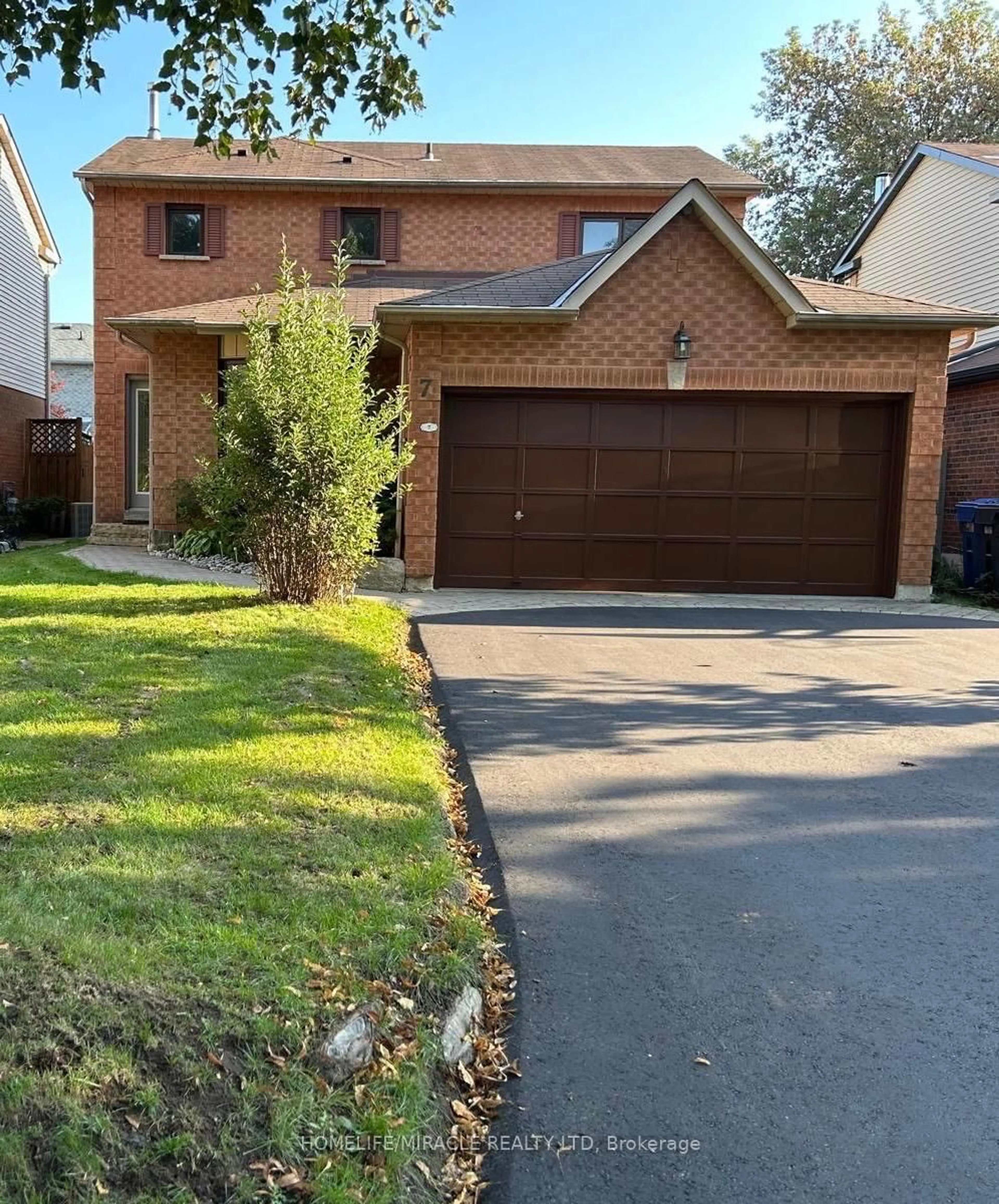 Home with brick exterior material, street for 7 Houghton Crt, Whitby Ontario L1N 8G9
