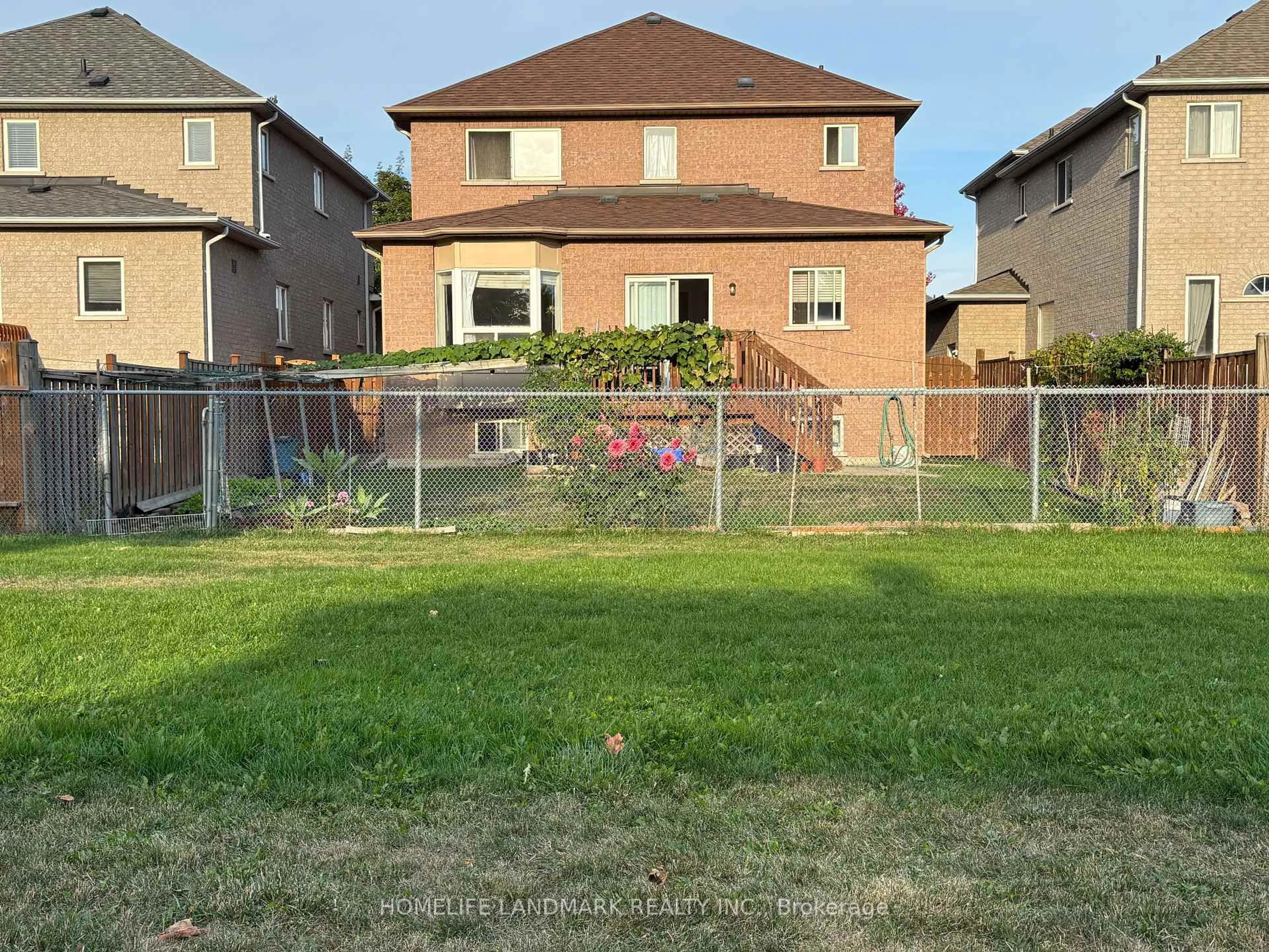 A pic from outside/outdoor area/front of a property/back of a property/a pic from drone, street for 28 Stonebridge Blvd, Toronto Ontario M1W 4A7