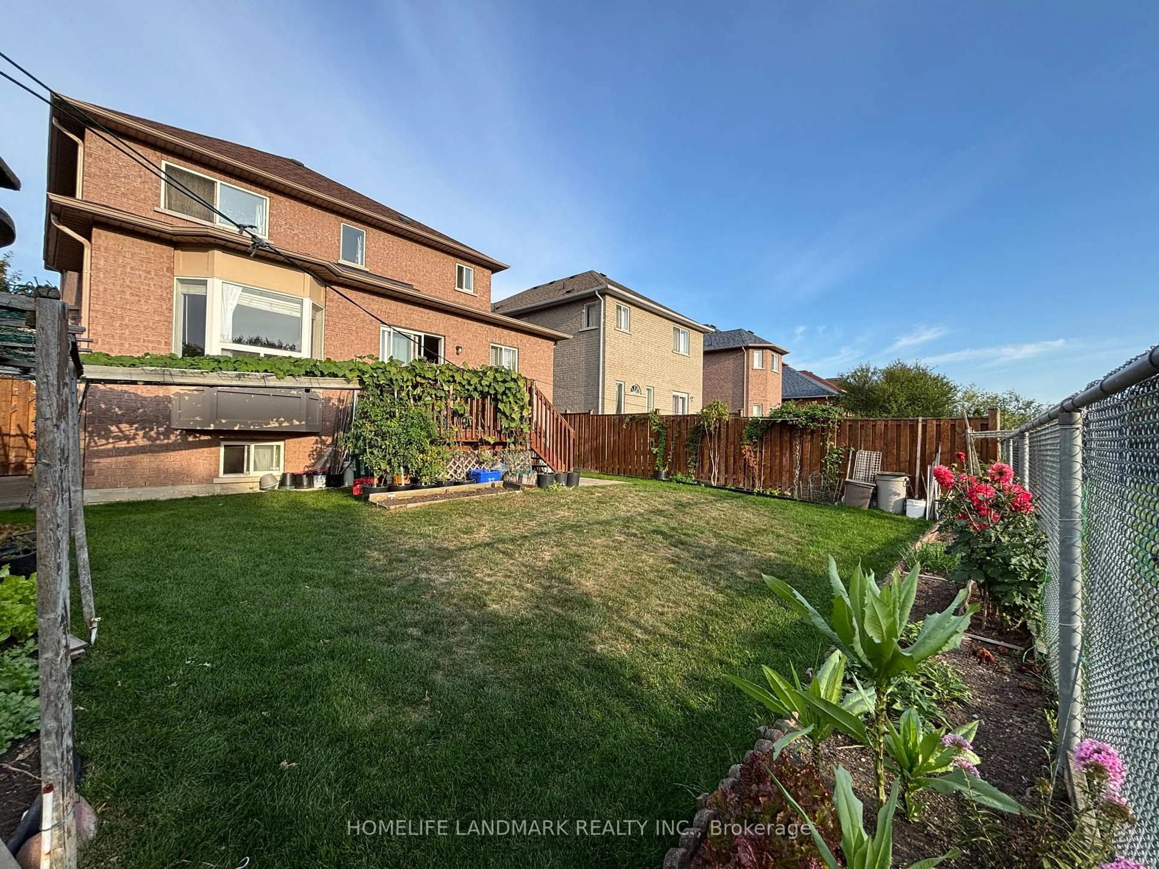 A pic from outside/outdoor area/front of a property/back of a property/a pic from drone, street for 28 Stonebridge Blvd, Toronto Ontario M1W 4A7