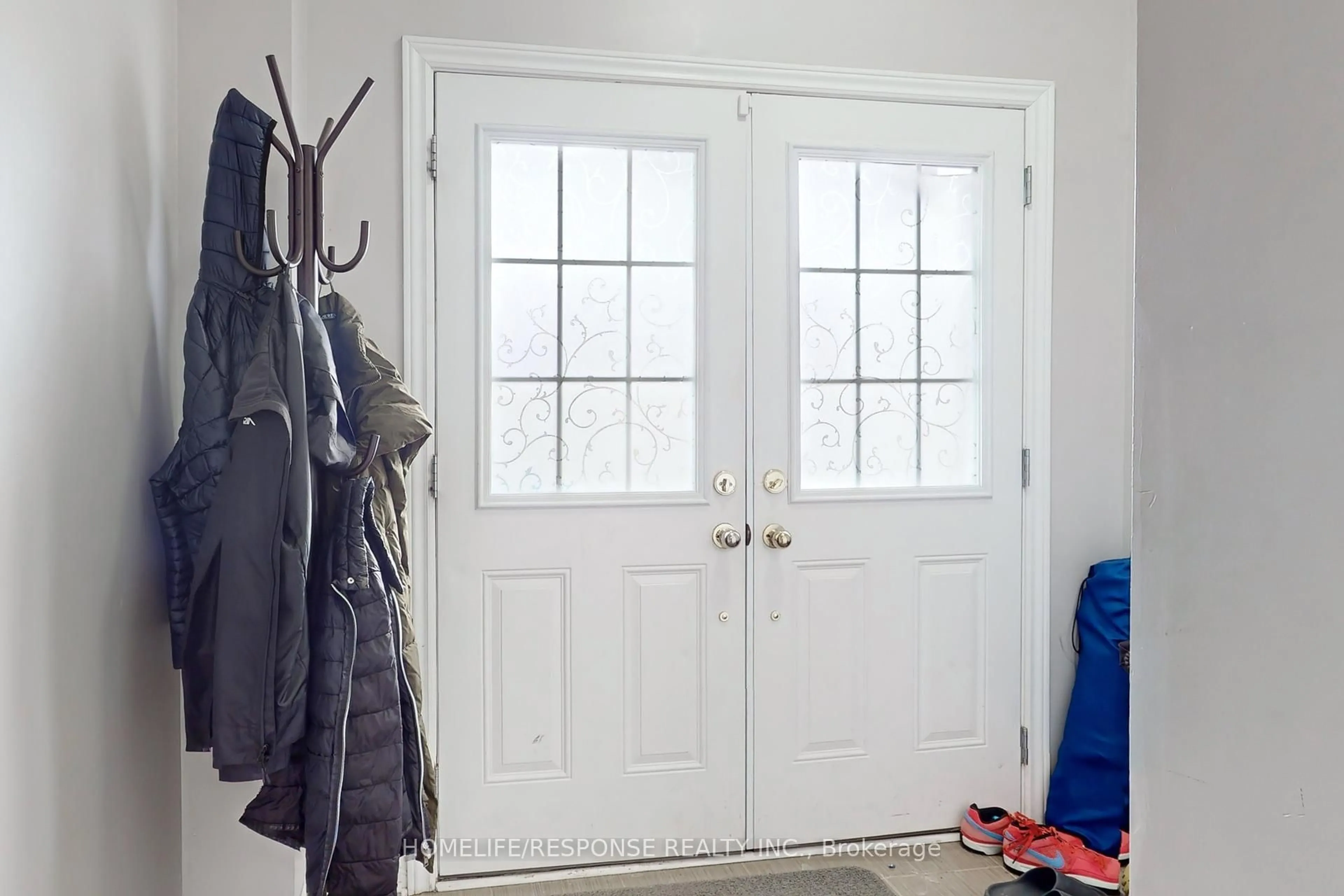 Indoor entryway for 846 Groveland Ave, Oshawa Ontario L1K 0W1