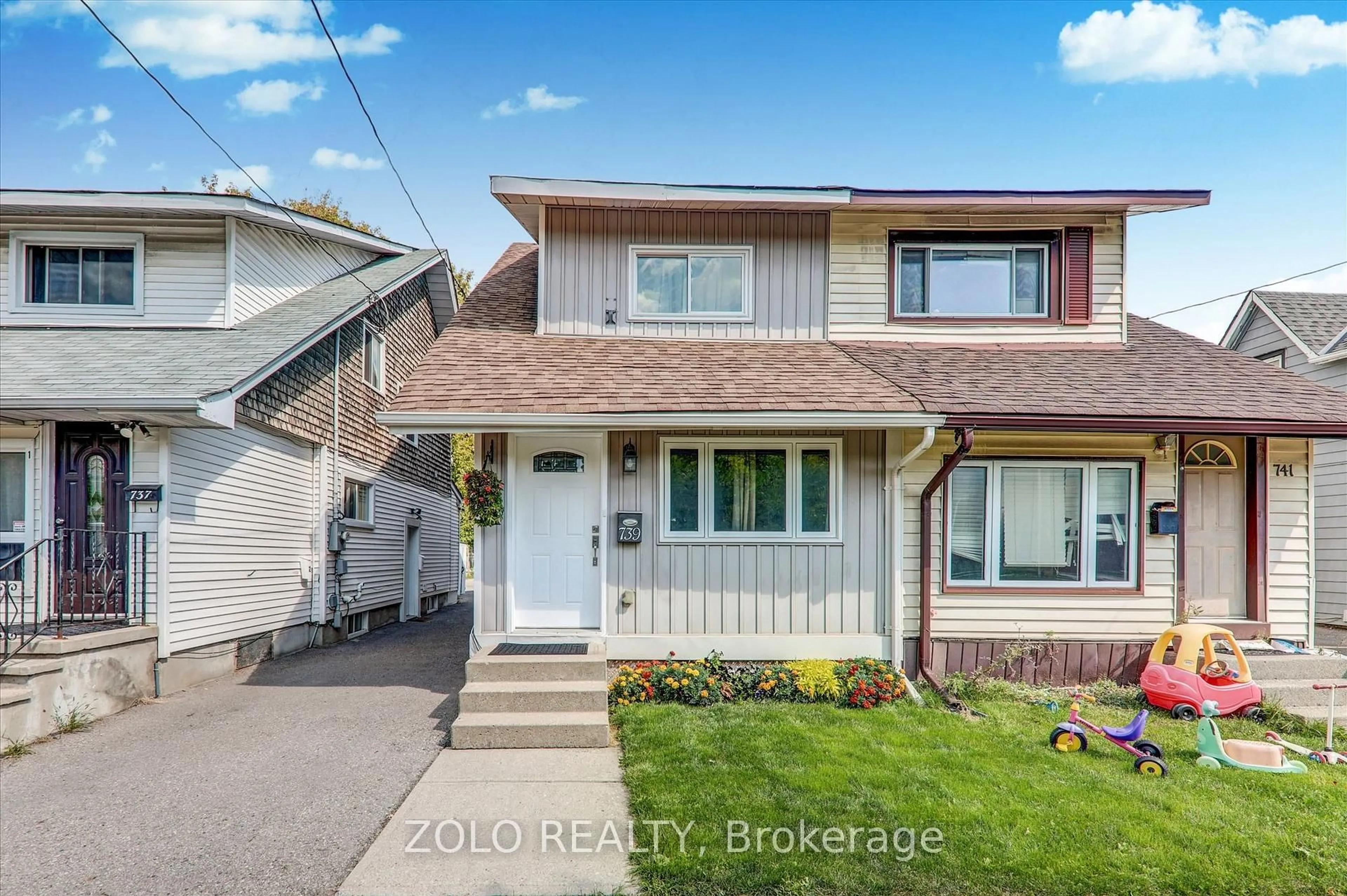 Home with vinyl exterior material, street for 739 Cedar St, Oshawa Ontario L1H 4M7