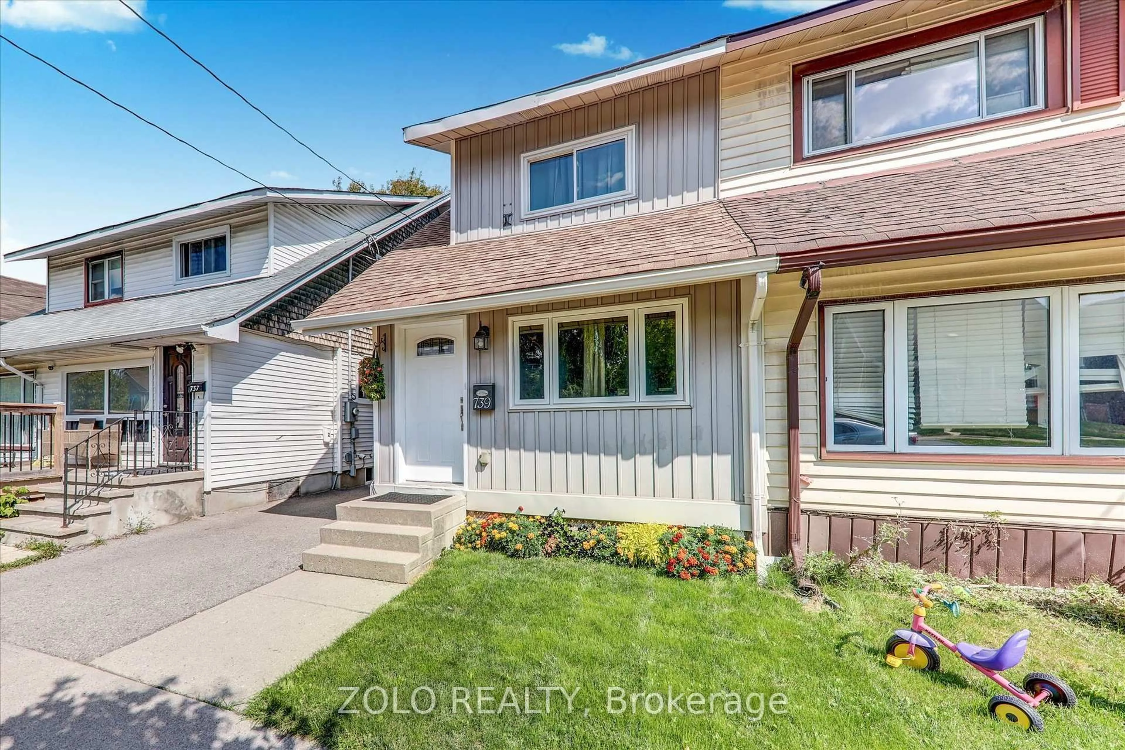 Home with vinyl exterior material, street for 739 Cedar St, Oshawa Ontario L1H 4M7