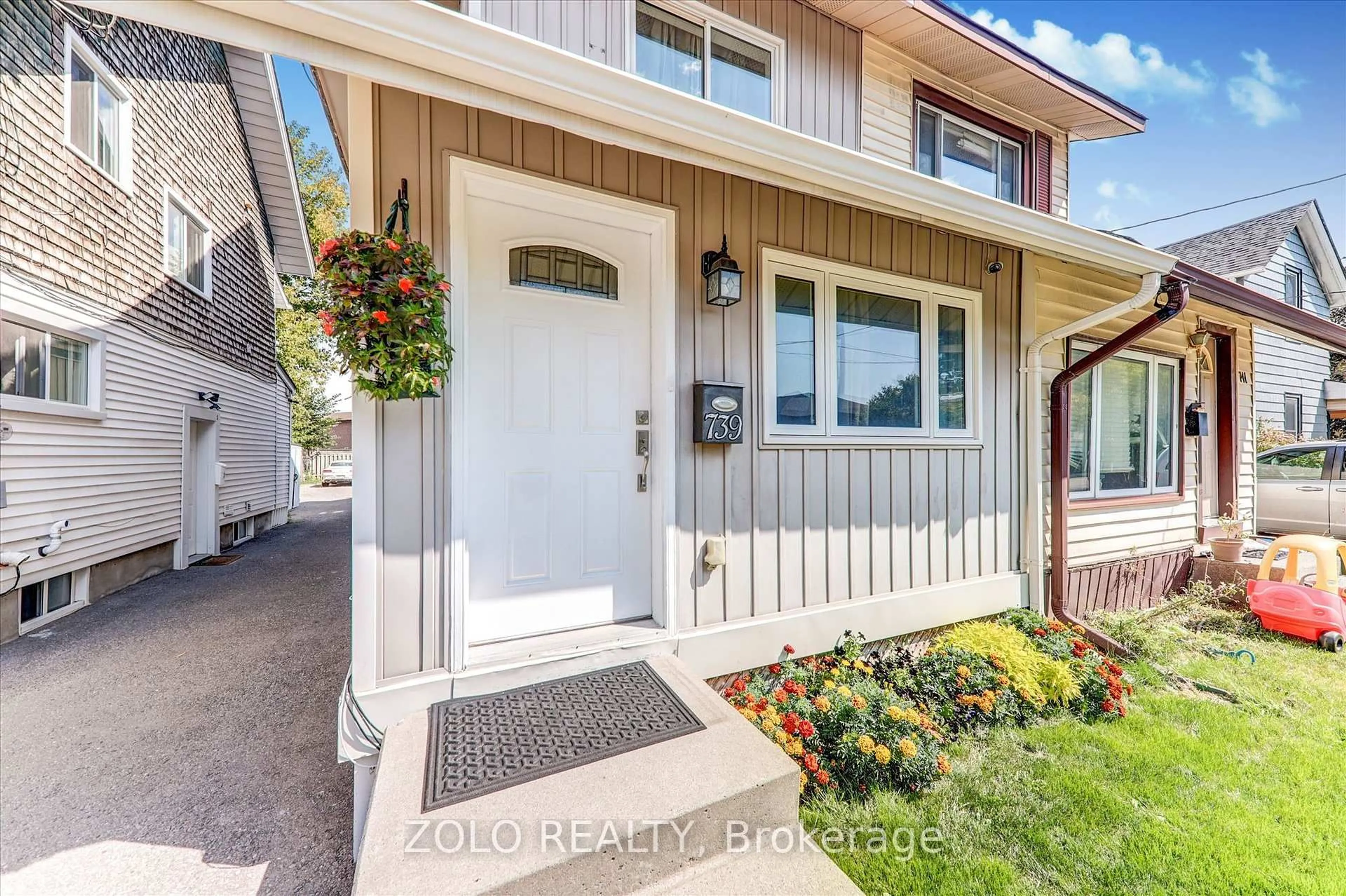 Home with vinyl exterior material, street for 739 Cedar St, Oshawa Ontario L1H 4M7