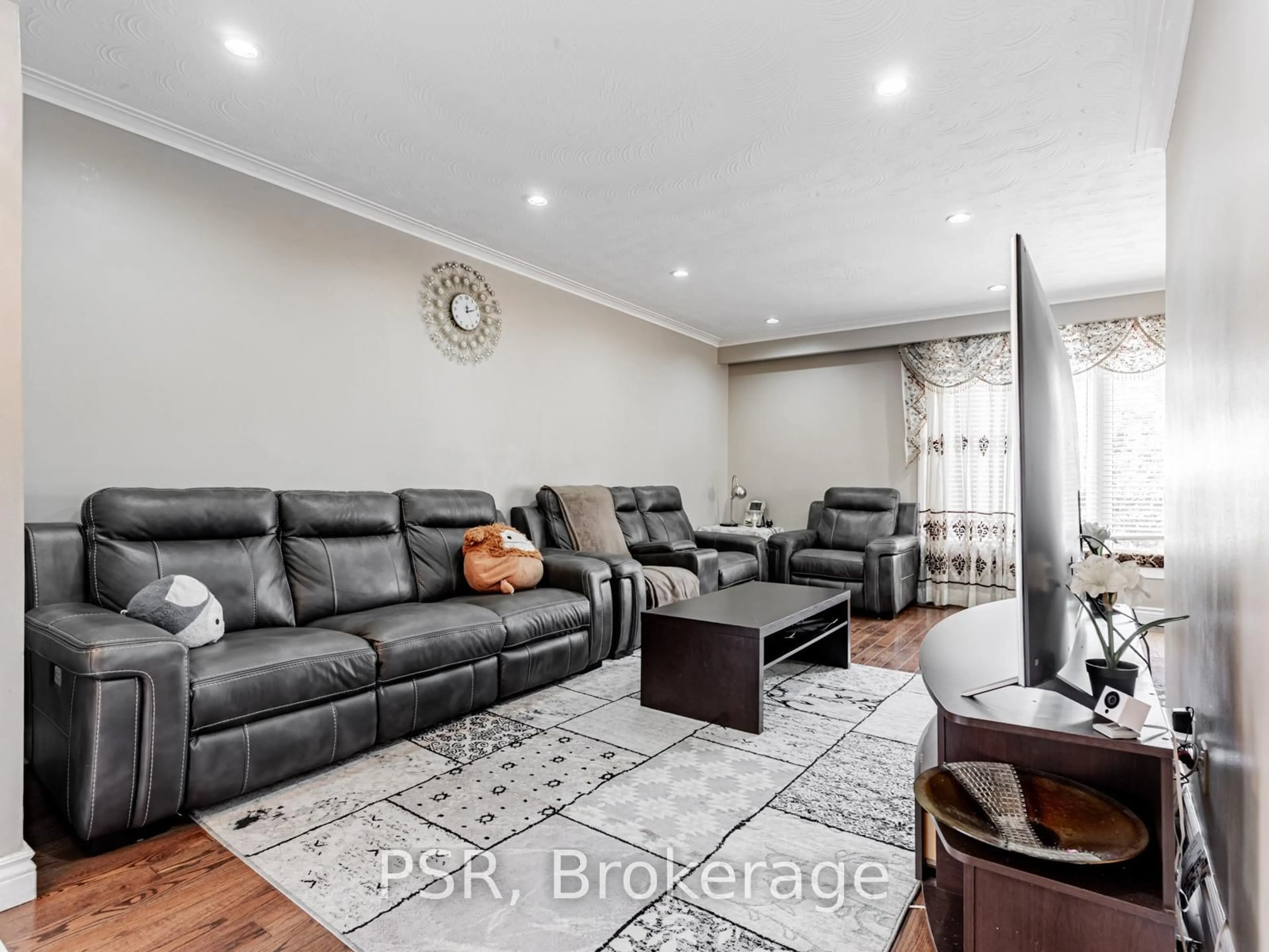 Living room with furniture, unknown for 27 Willsteven Dr, Toronto Ontario M1G 1C5