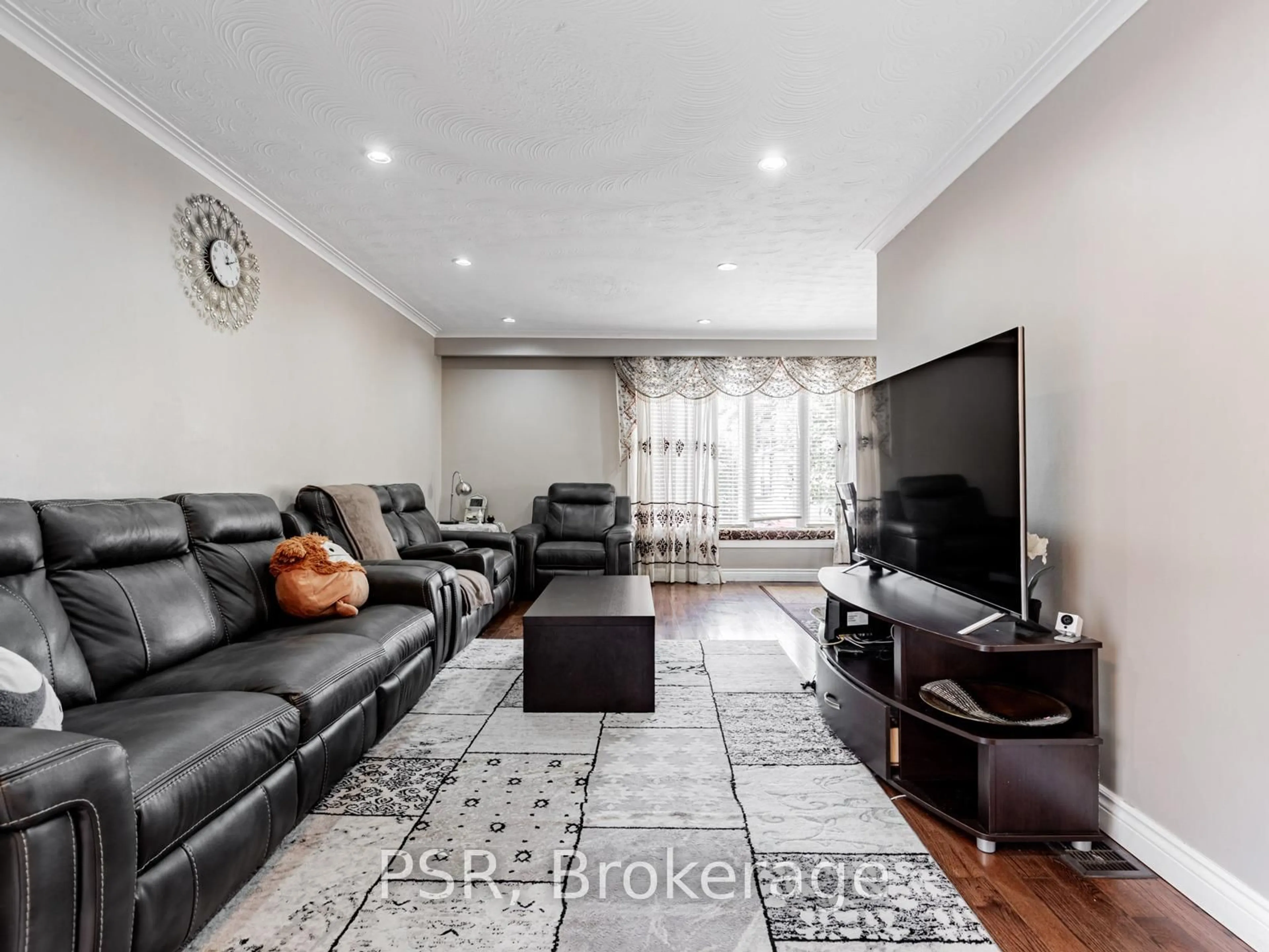 Living room with furniture, wood/laminate floor for 27 Willsteven Dr, Toronto Ontario M1G 1C5