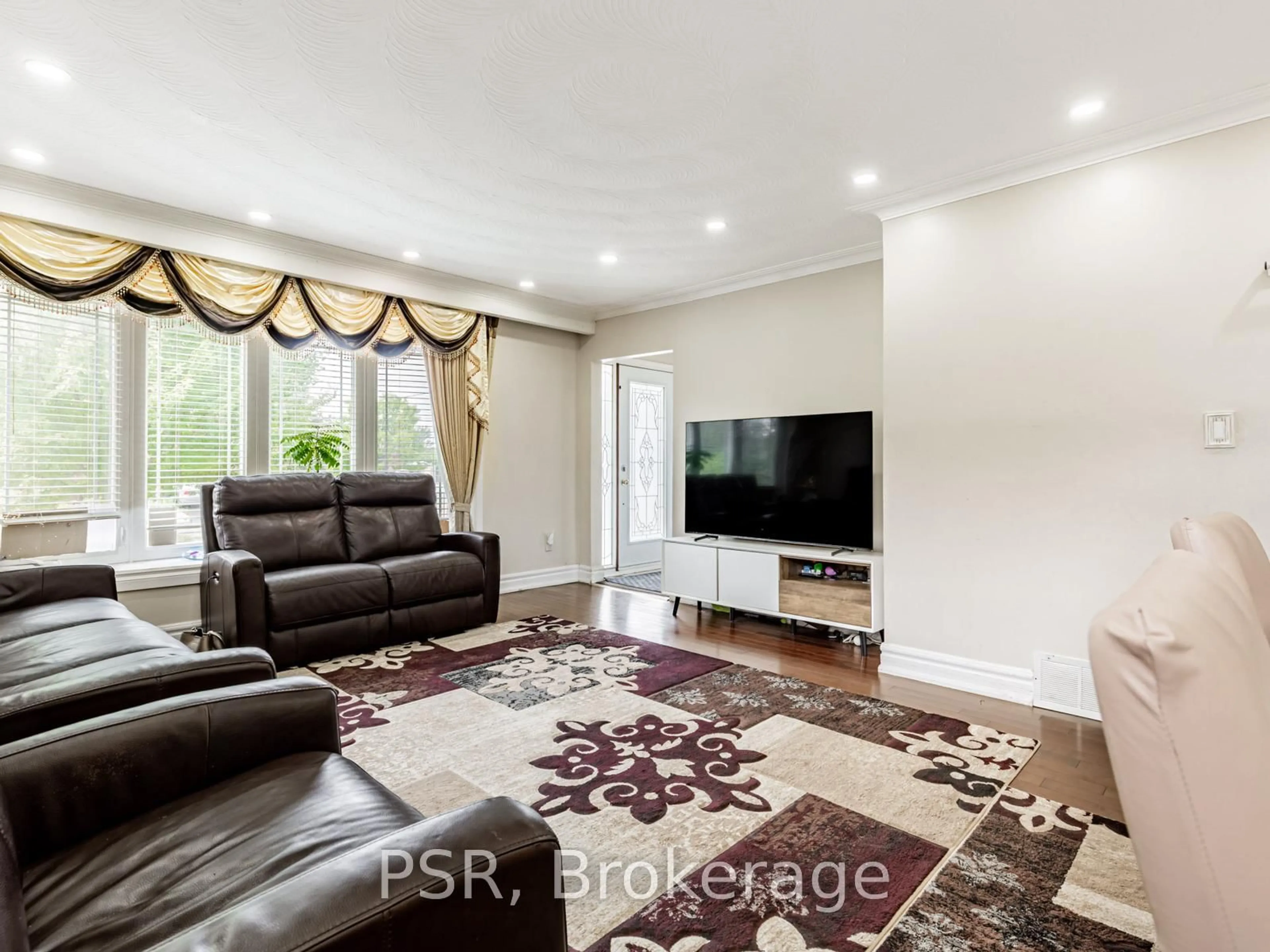 Living room with furniture, unknown for 7 Willsteven Dr, Toronto Ontario M1G 1C5