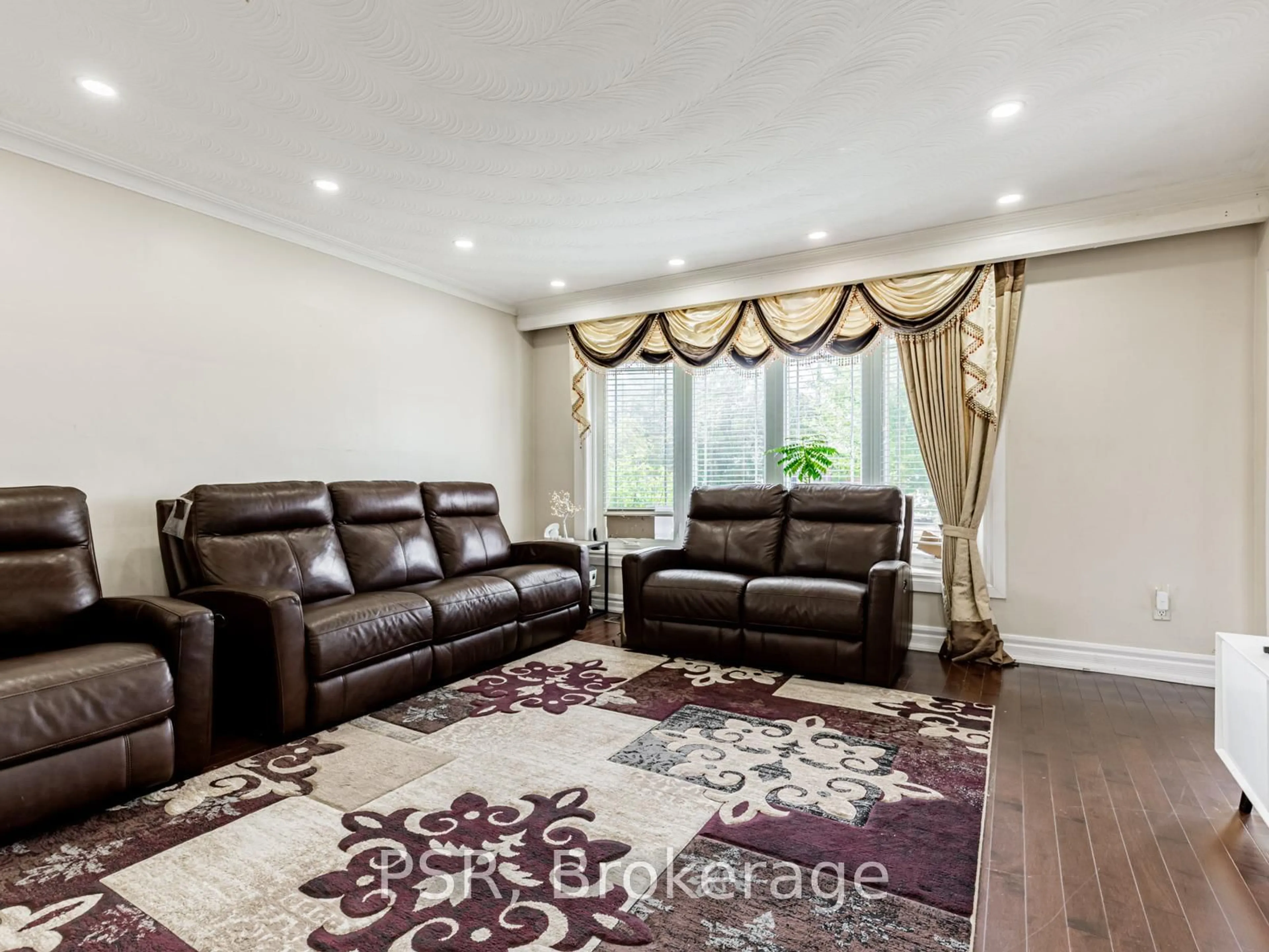 Living room with furniture, unknown for 7 Willsteven Dr, Toronto Ontario M1G 1C5