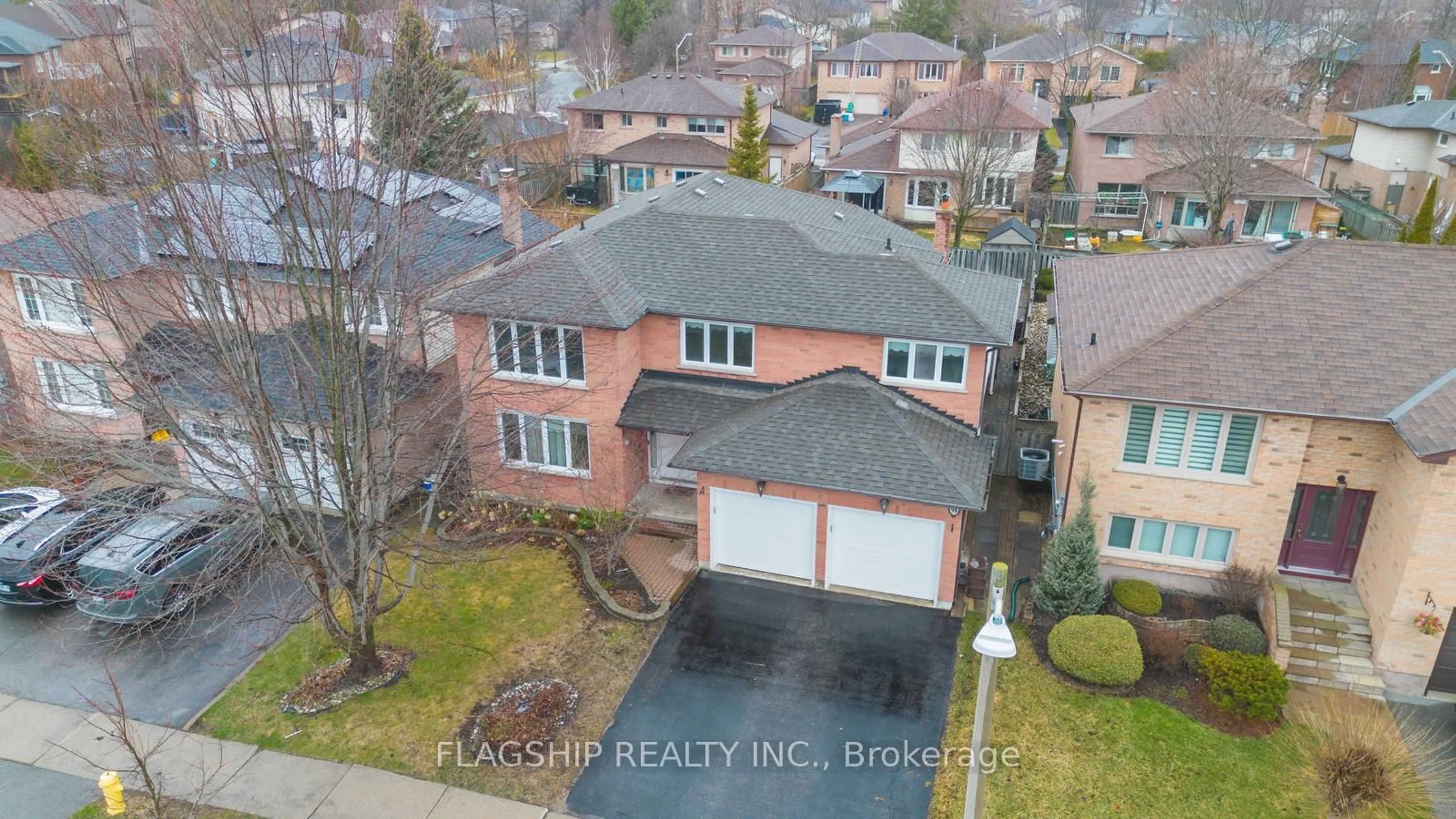 A pic from outside/outdoor area/front of a property/back of a property/a pic from drone, street for 98 Devondale St, Clarington Ontario L1E 2A1