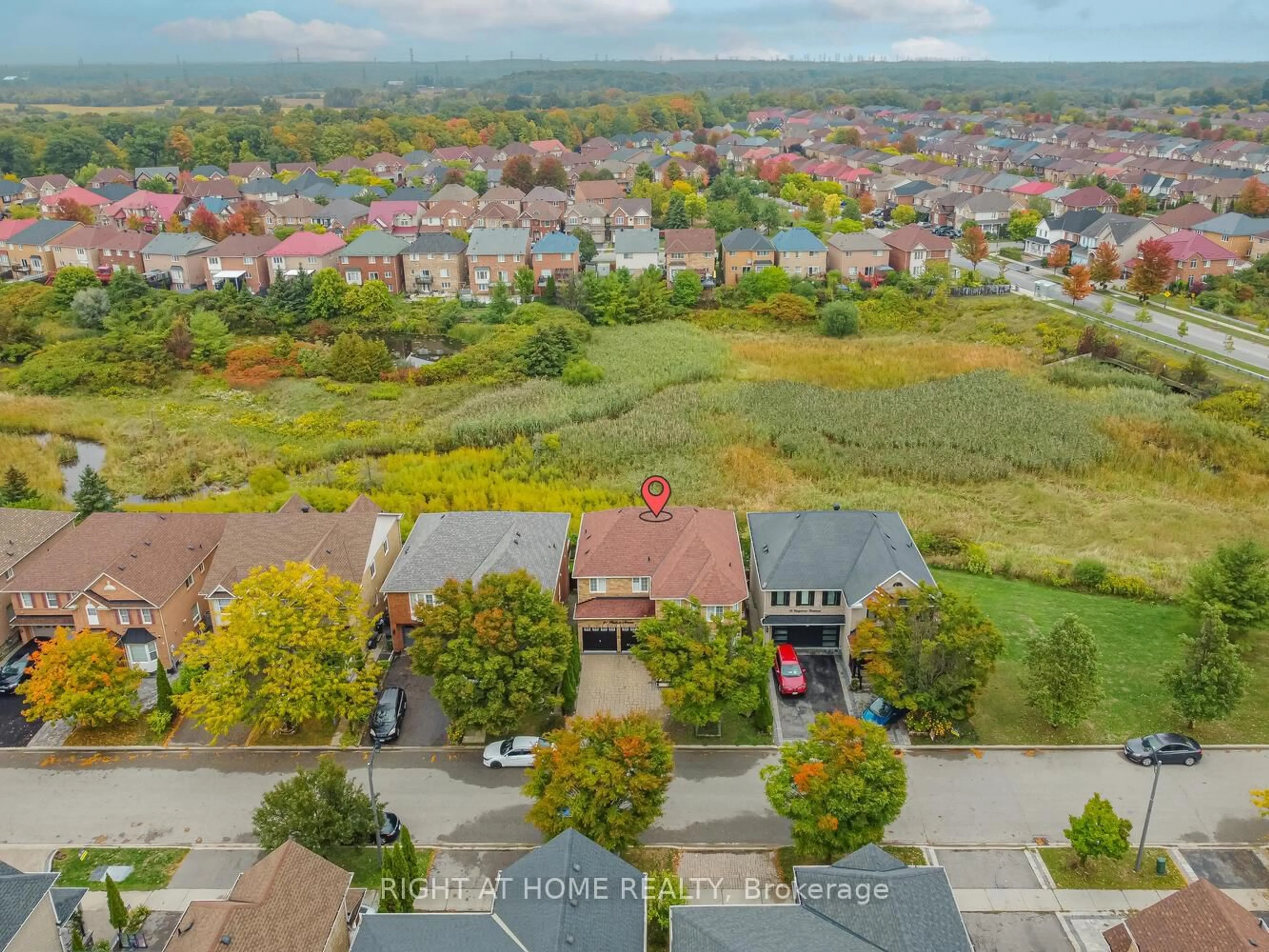 A pic from outside/outdoor area/front of a property/back of a property/a pic from drone, street for 21 Hoptree Ave, Toronto Ontario M1X 1Y3