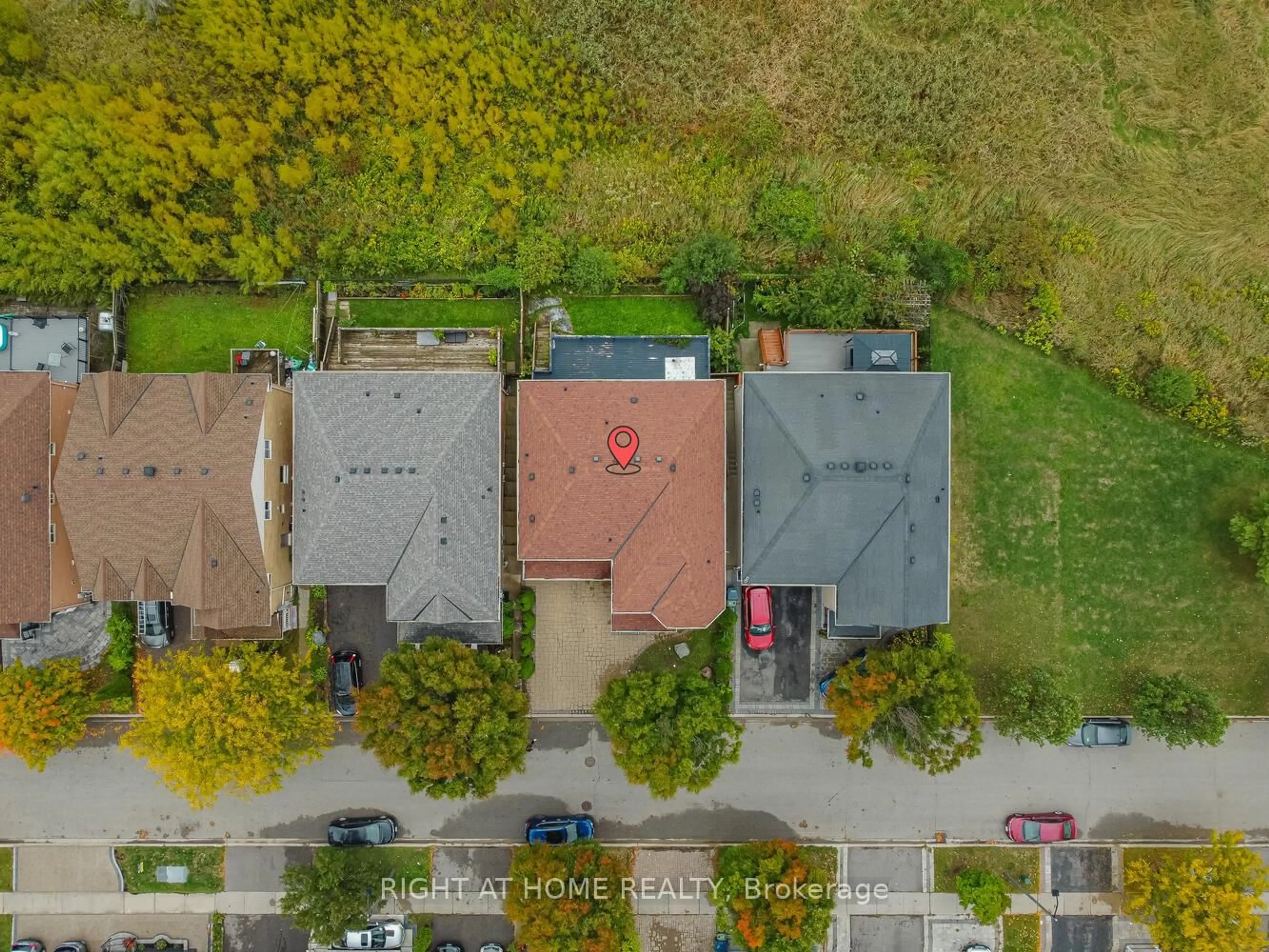 A pic from outside/outdoor area/front of a property/back of a property/a pic from drone, street for 21 Hoptree Ave, Toronto Ontario M1X 1Y3