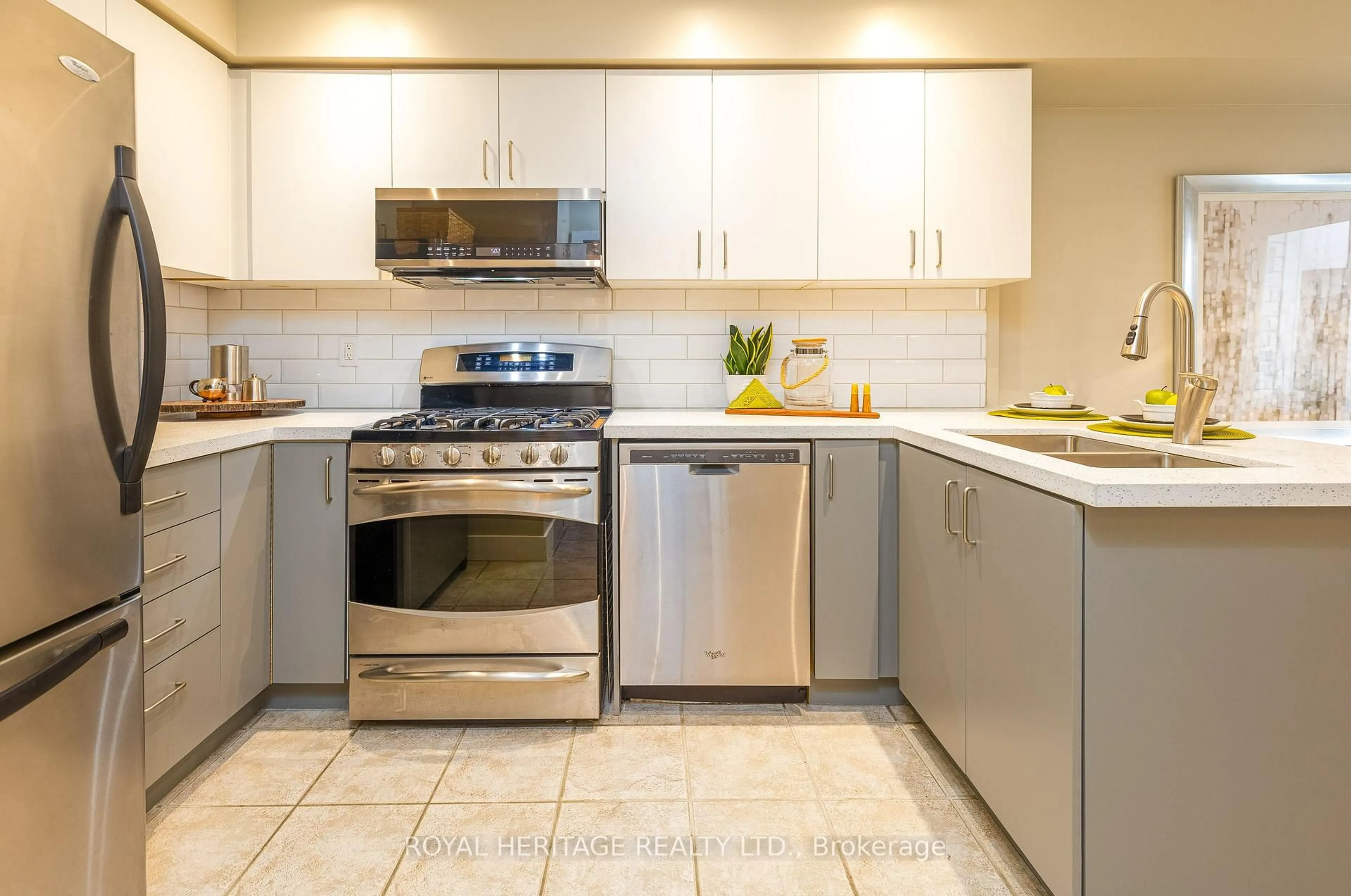 Standard kitchen, ceramic/tile floor for 62 Foothill St, Whitby Ontario L1R 2V6