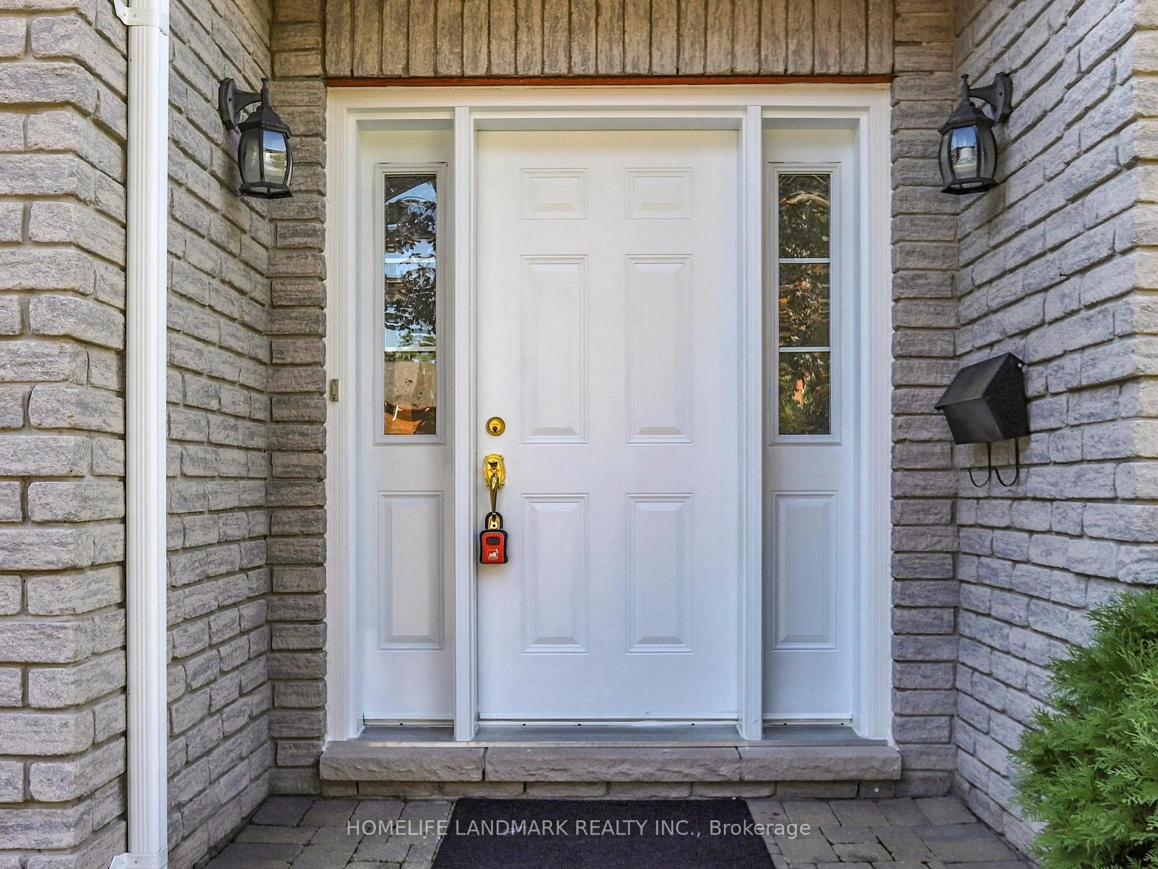Indoor entryway for 6 Broughton Crt, Whitby Ontario L1N 6Y8