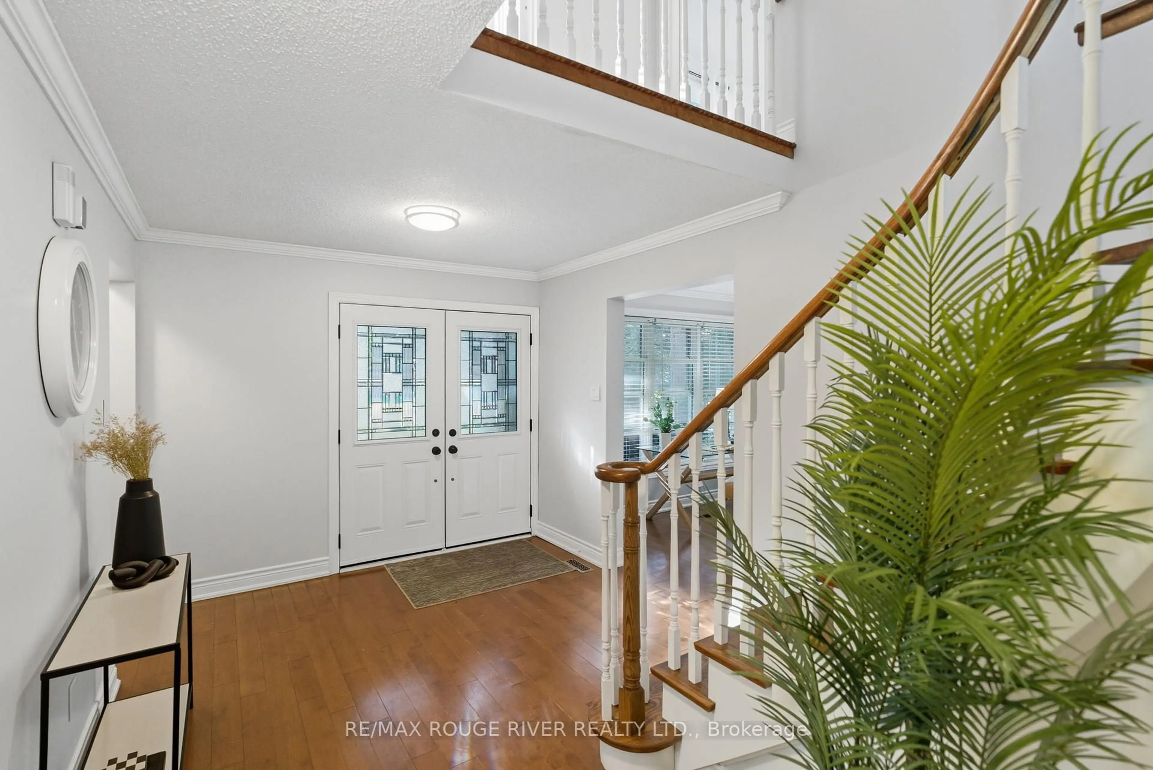 Indoor entryway for 1 Broughton Crt, Whitby Ontario L1N 6Y8