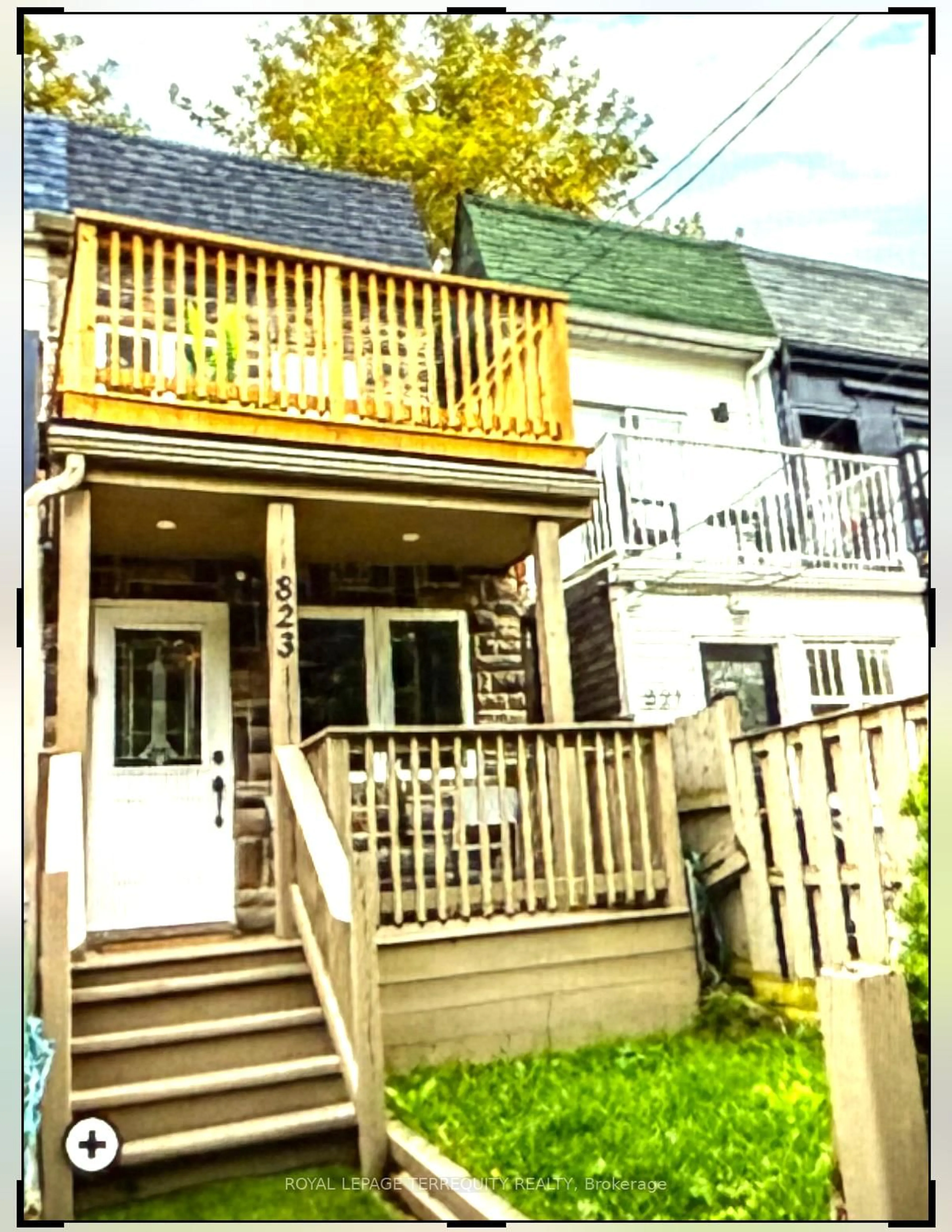 Patio, street for 823 Craven Rd, Toronto Ontario M4L 2Z7