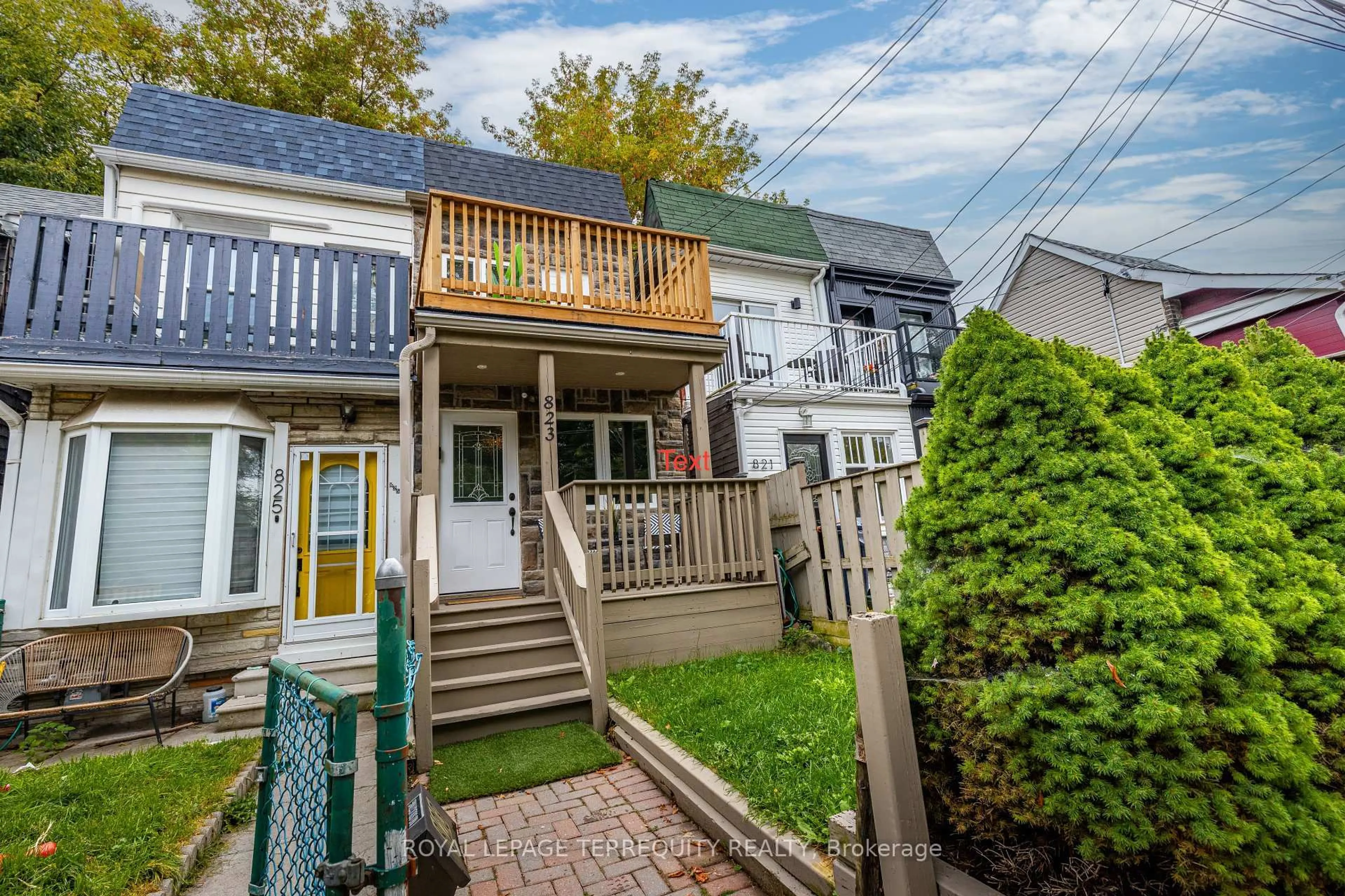 Patio, street for 823 Craven Rd, Toronto Ontario M4L 2Z7
