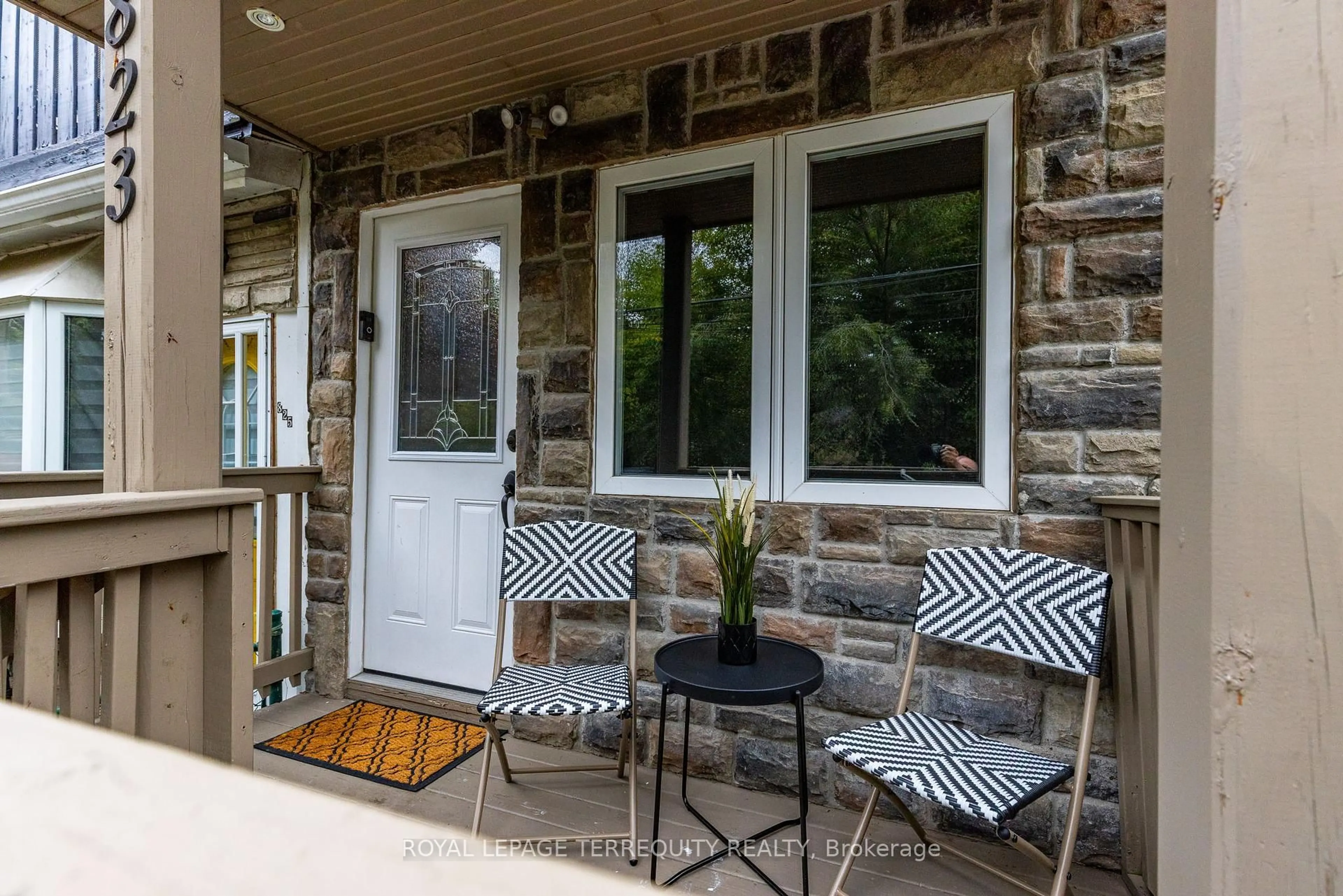 Patio, street for 823 Craven Rd, Toronto Ontario M4L 2Z7
