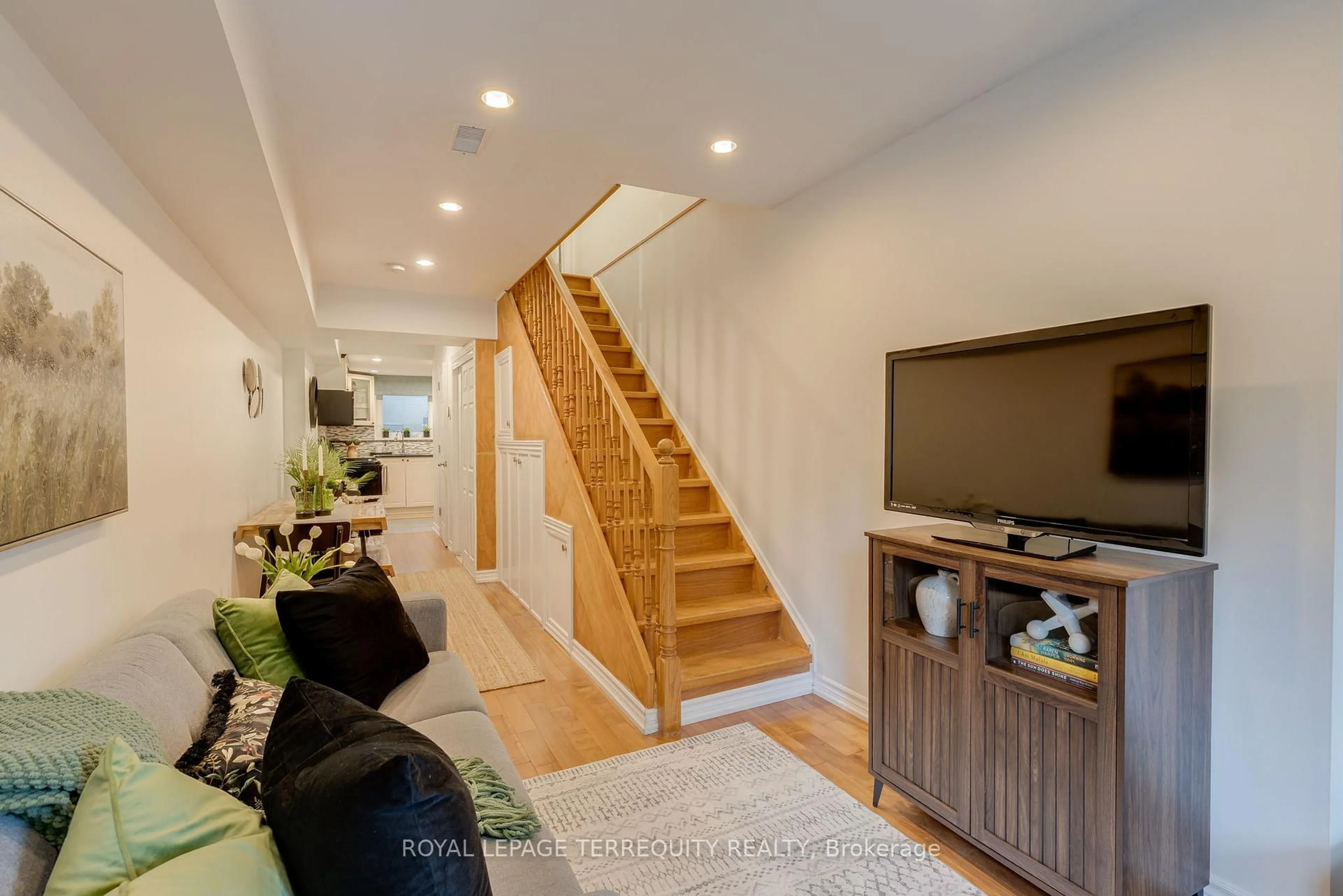 Unknown for 823 Craven Rd, Toronto Ontario M4L 2Z7