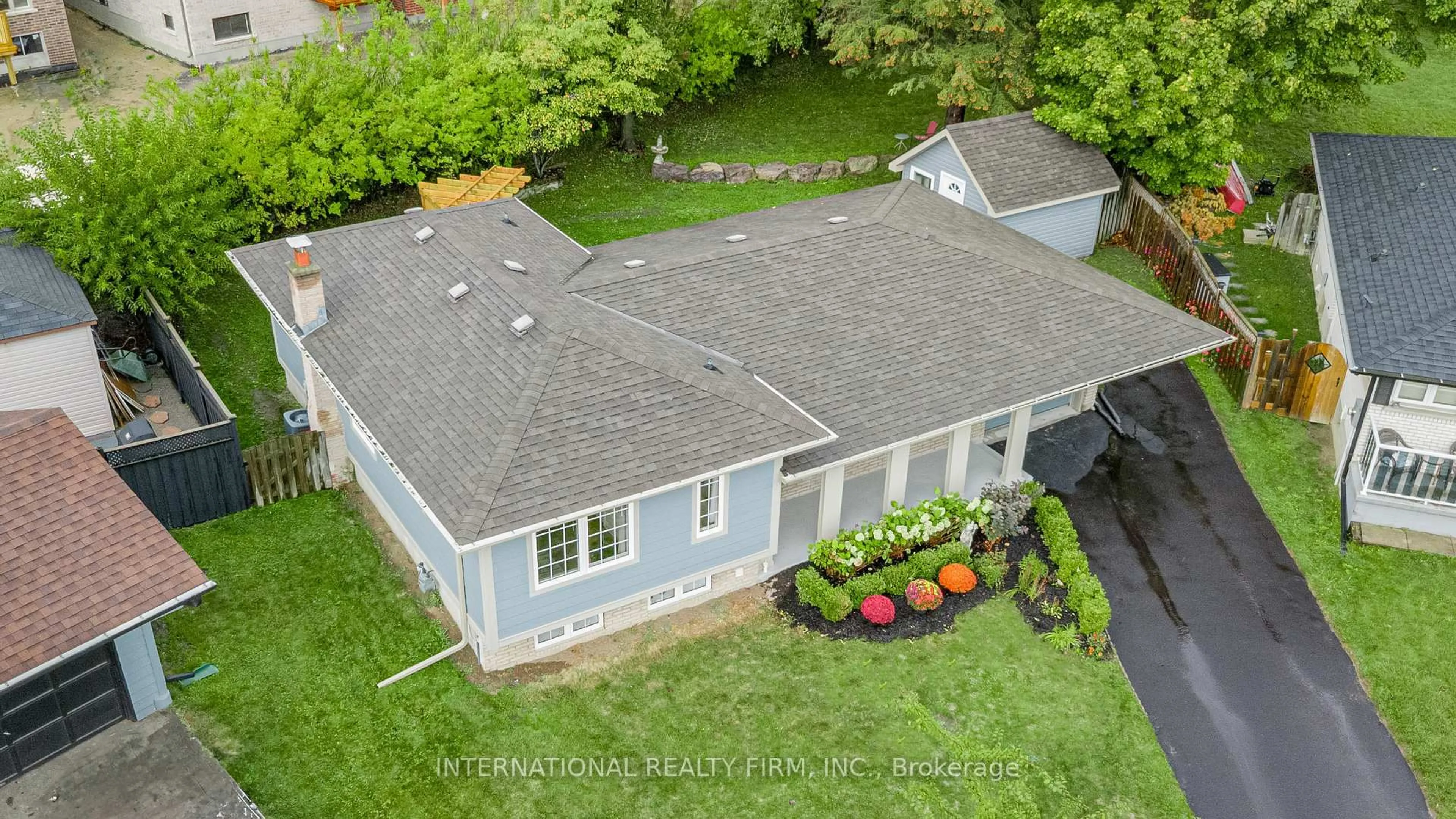 A pic from outside/outdoor area/front of a property/back of a property/a pic from drone, unknown for 55 Oriole Crt, Oshawa Ontario L1H 6Y4