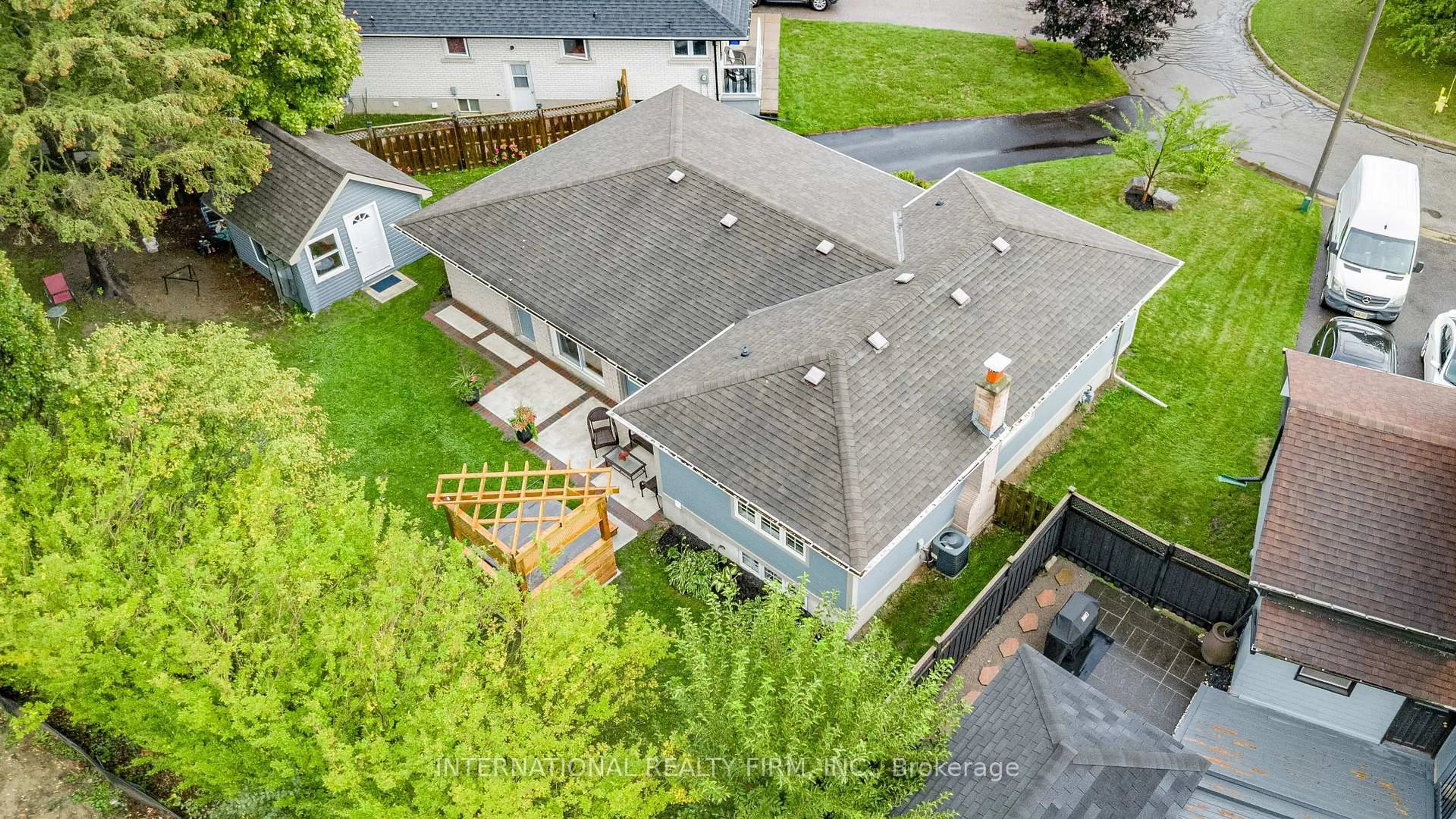 A pic from outside/outdoor area/front of a property/back of a property/a pic from drone, unknown for 55 Oriole Crt, Oshawa Ontario L1H 6Y4
