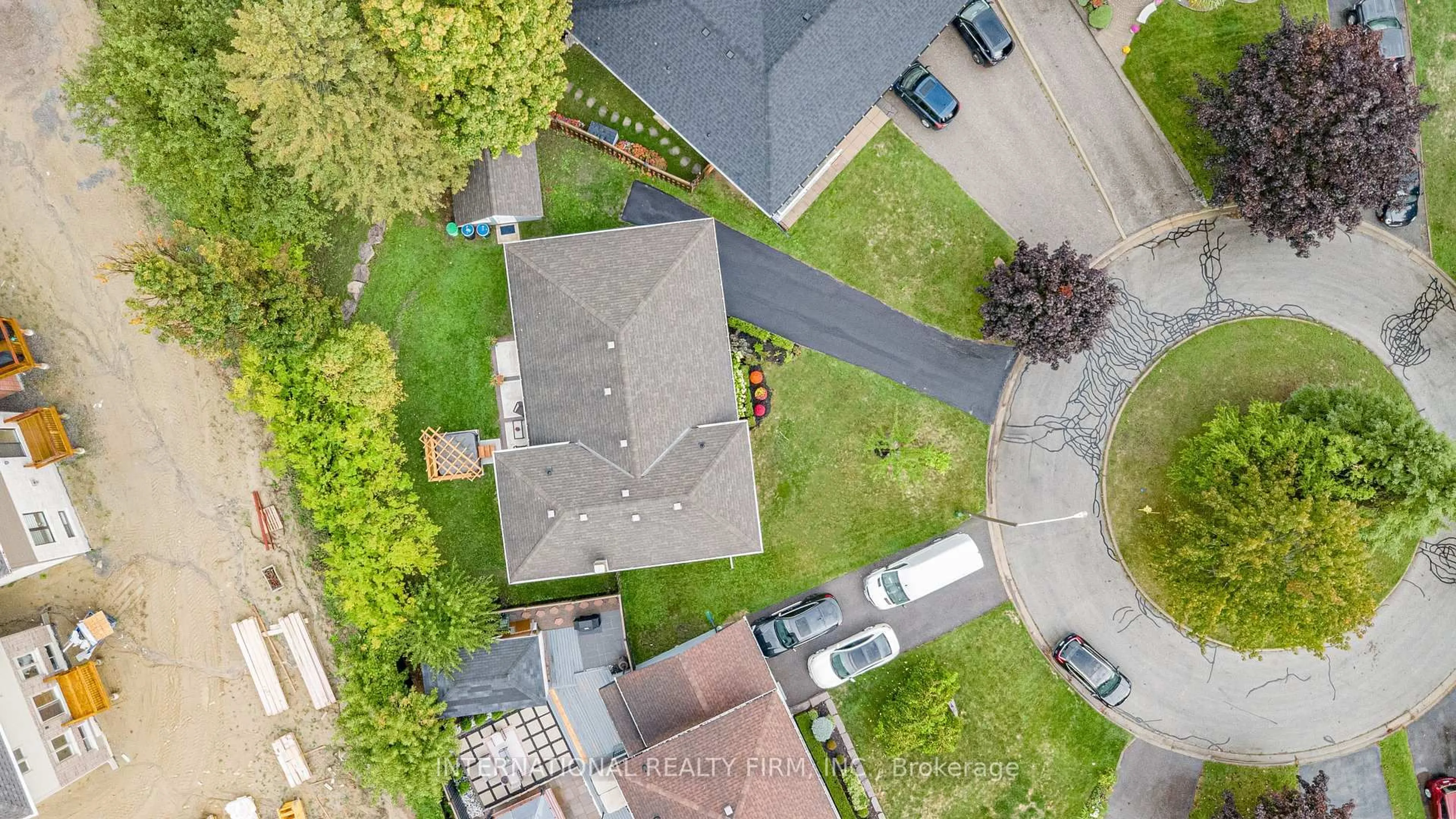 A pic from outside/outdoor area/front of a property/back of a property/a pic from drone, street for 55 Oriole Crt, Oshawa Ontario L1H 6Y4