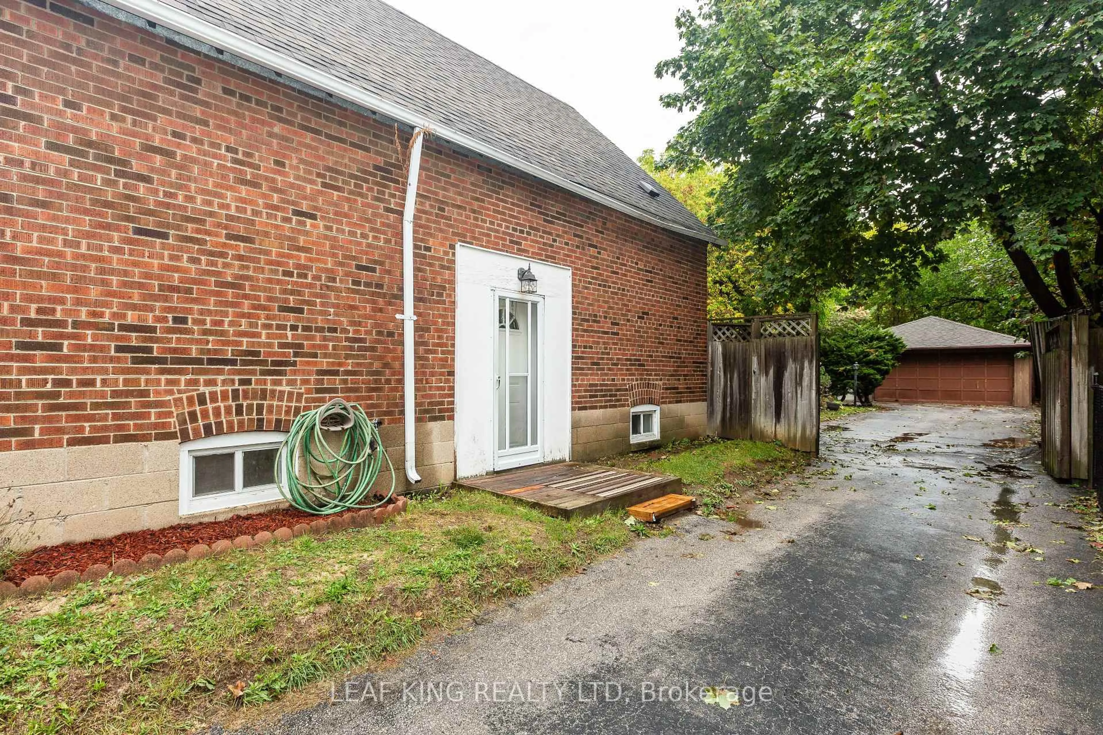 Unknown for 8 Southmead Rd, Toronto Ontario M1L 2H8