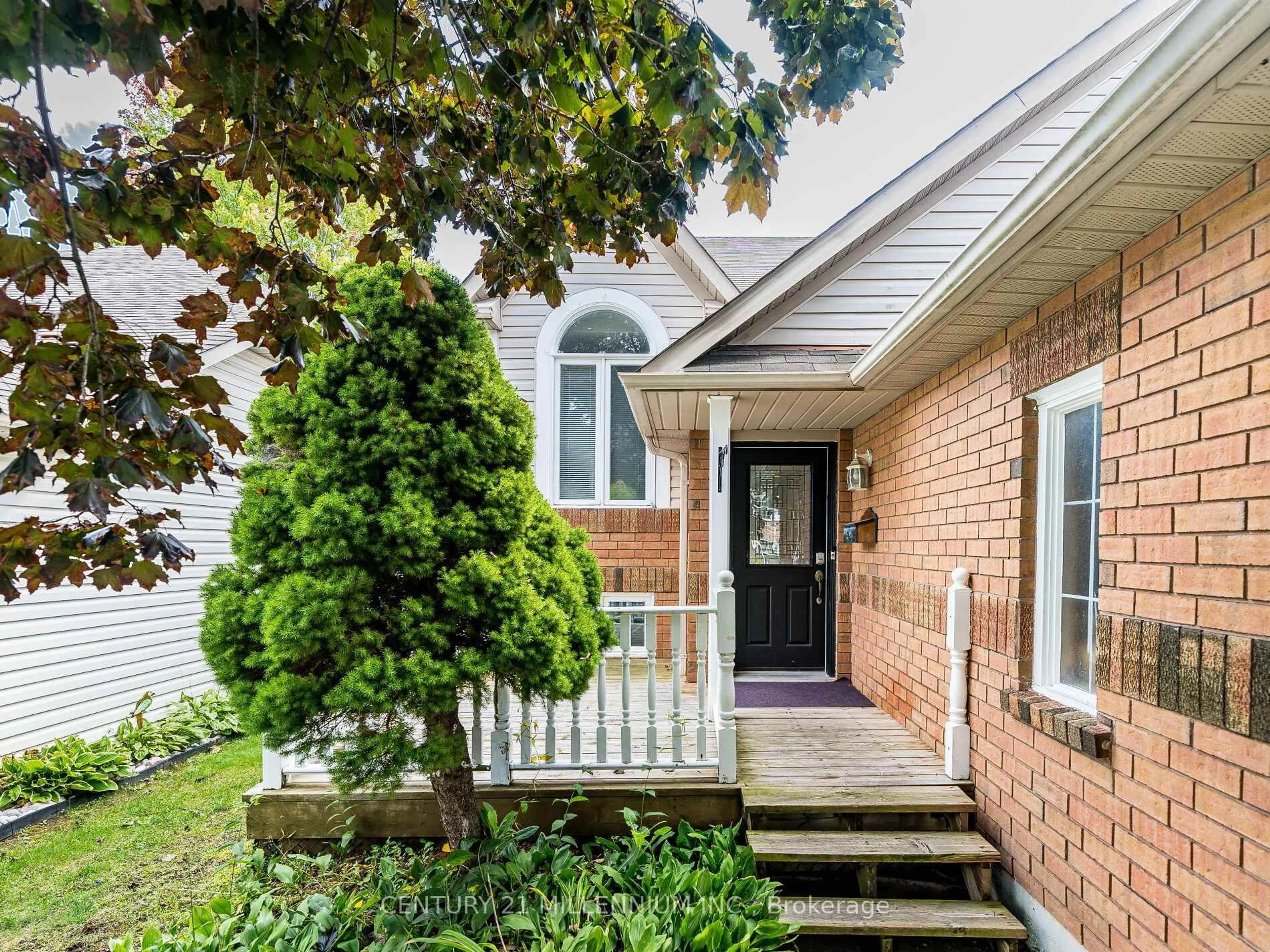 Home with brick exterior material, street for 425 Elmwood Crt, Oshawa Ontario L1G 7X8